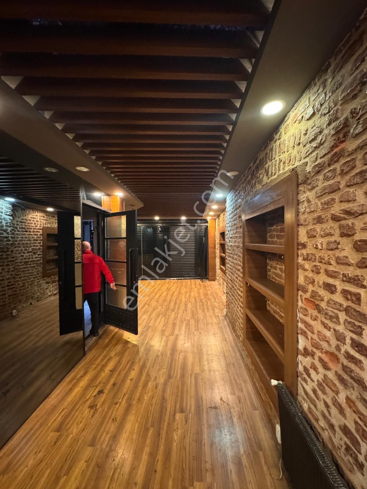 İstiklal Cepheli 6 Katlı Her İşe Uygun Kelepir Kiralık Bina