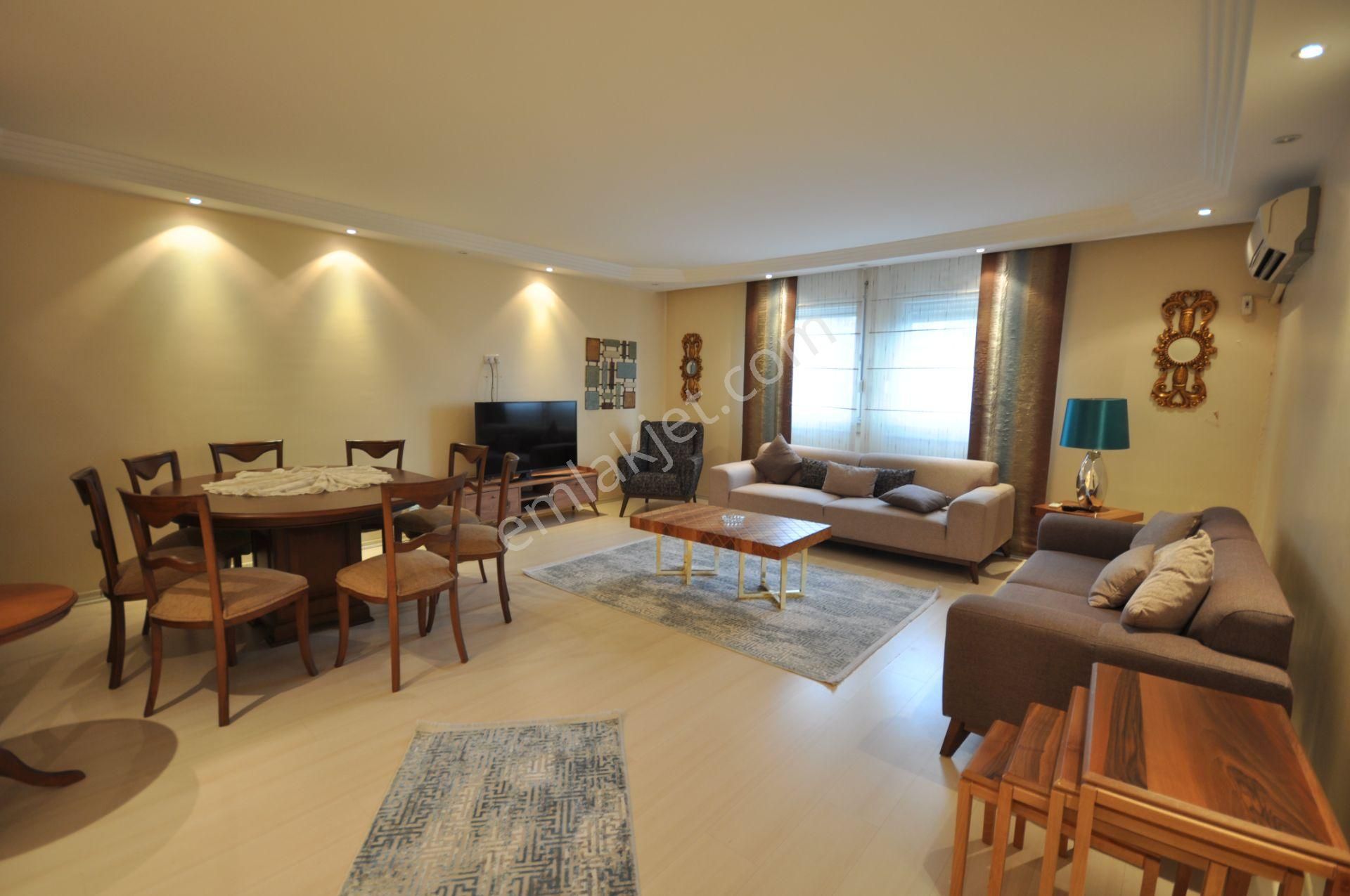 Pyramıd'den Ataköy 9'da Full Tadilatlı 3+1 Mobilyalı Daire