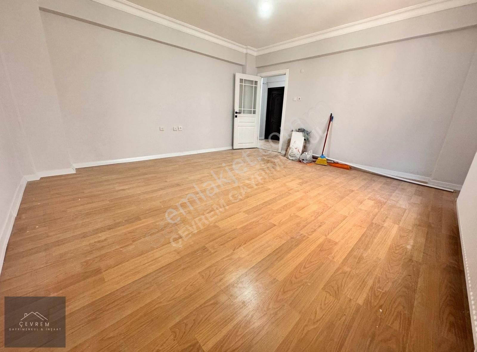 **çevrem** Yeşilova'da E5'e Yakın Kullanışlı 2+1 90m² Kiralık