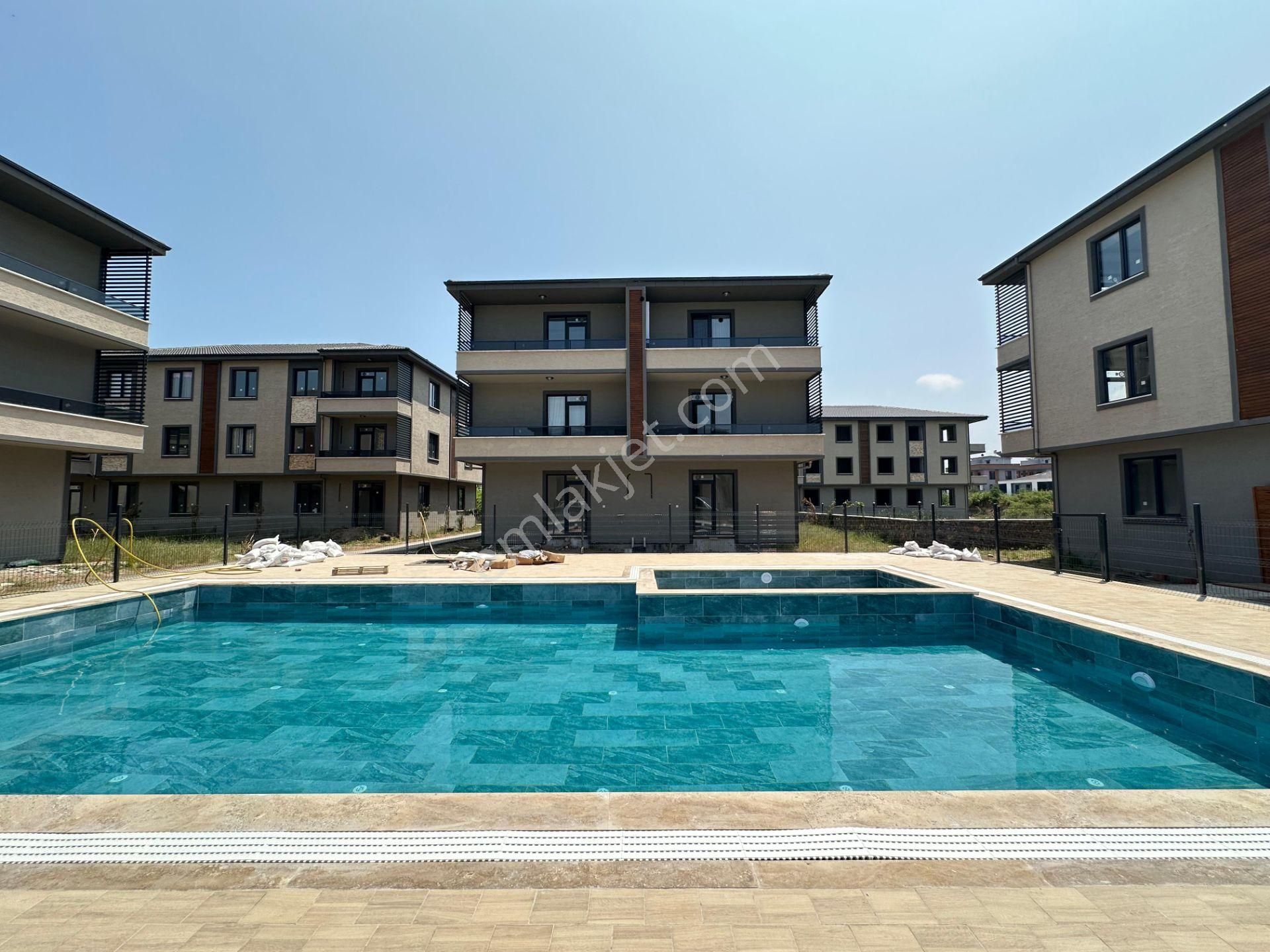 Karasu'da 4 Bloklu Havuzlu Sitede Verandalı Sıfır 2+1 87 M2