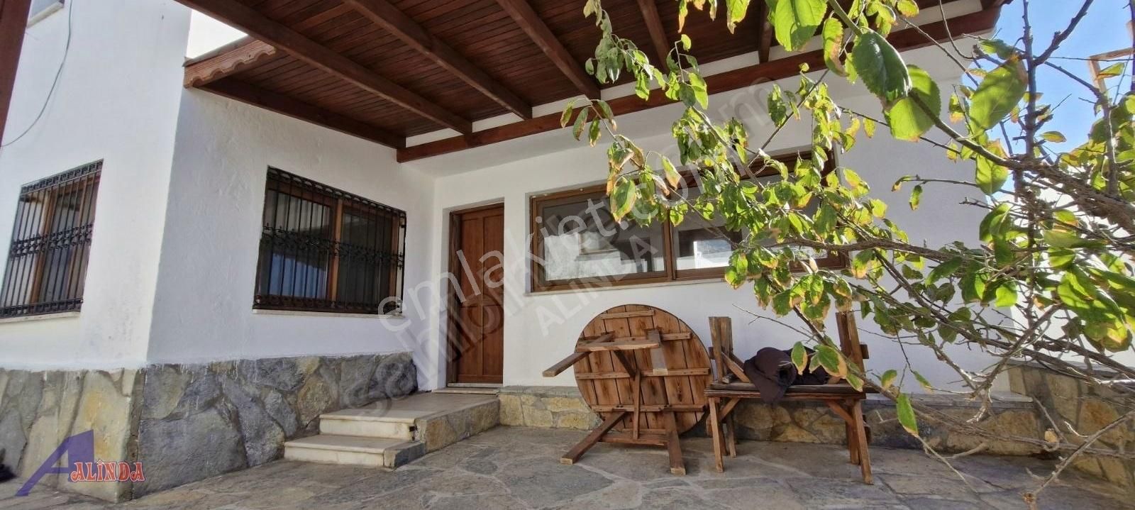 Bodrum Küçükbük'de Deniz Manzaralı 2+1 Müstakil Bahçeli Villa