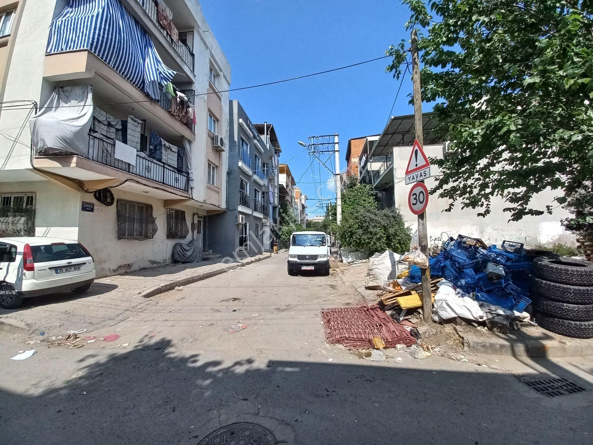 İzmir Bornova Erzene'de Satılık 3.kat İmarlı Arsa