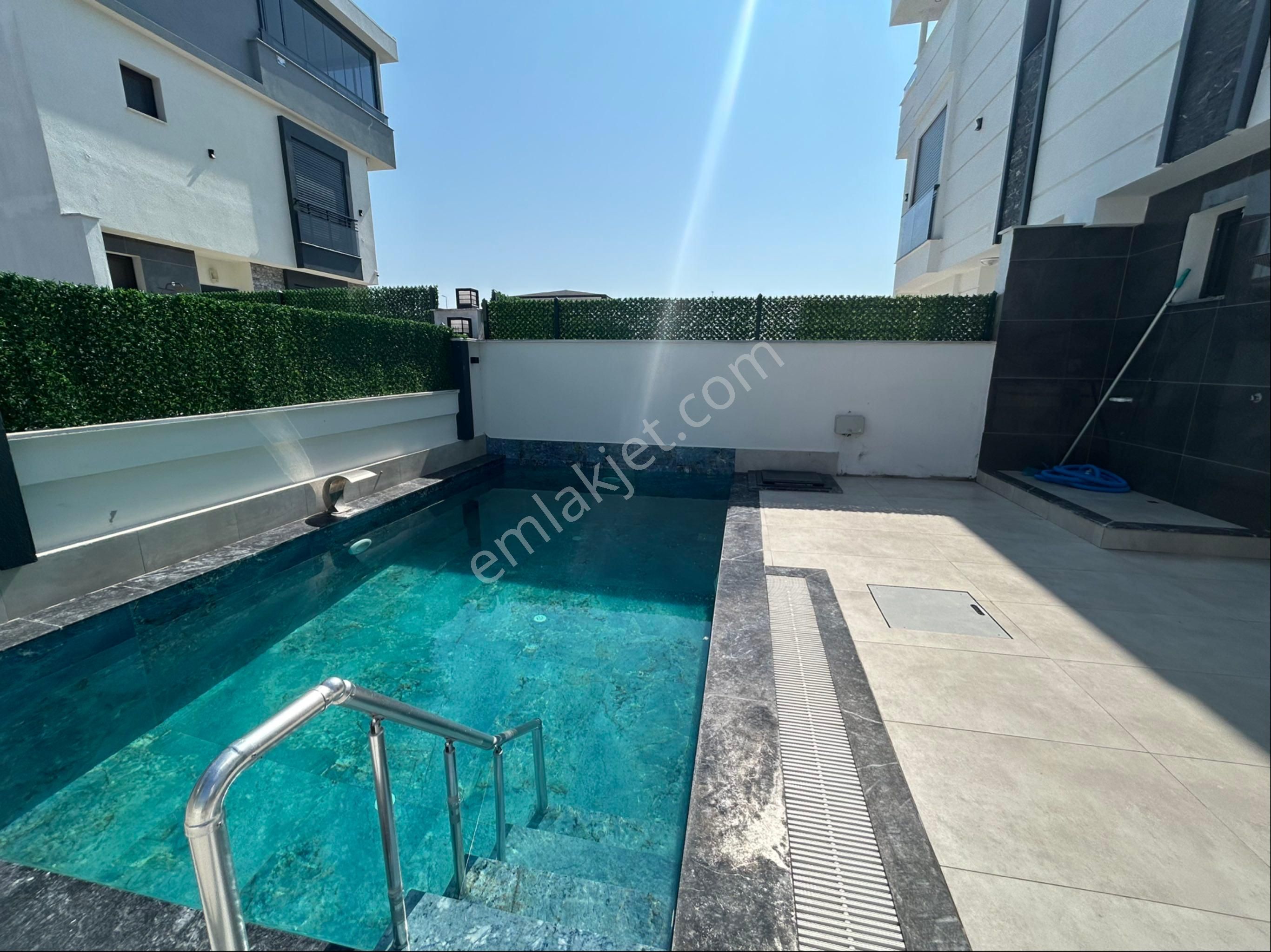 Didim Efelerde Havuzlu Müstakil Villa