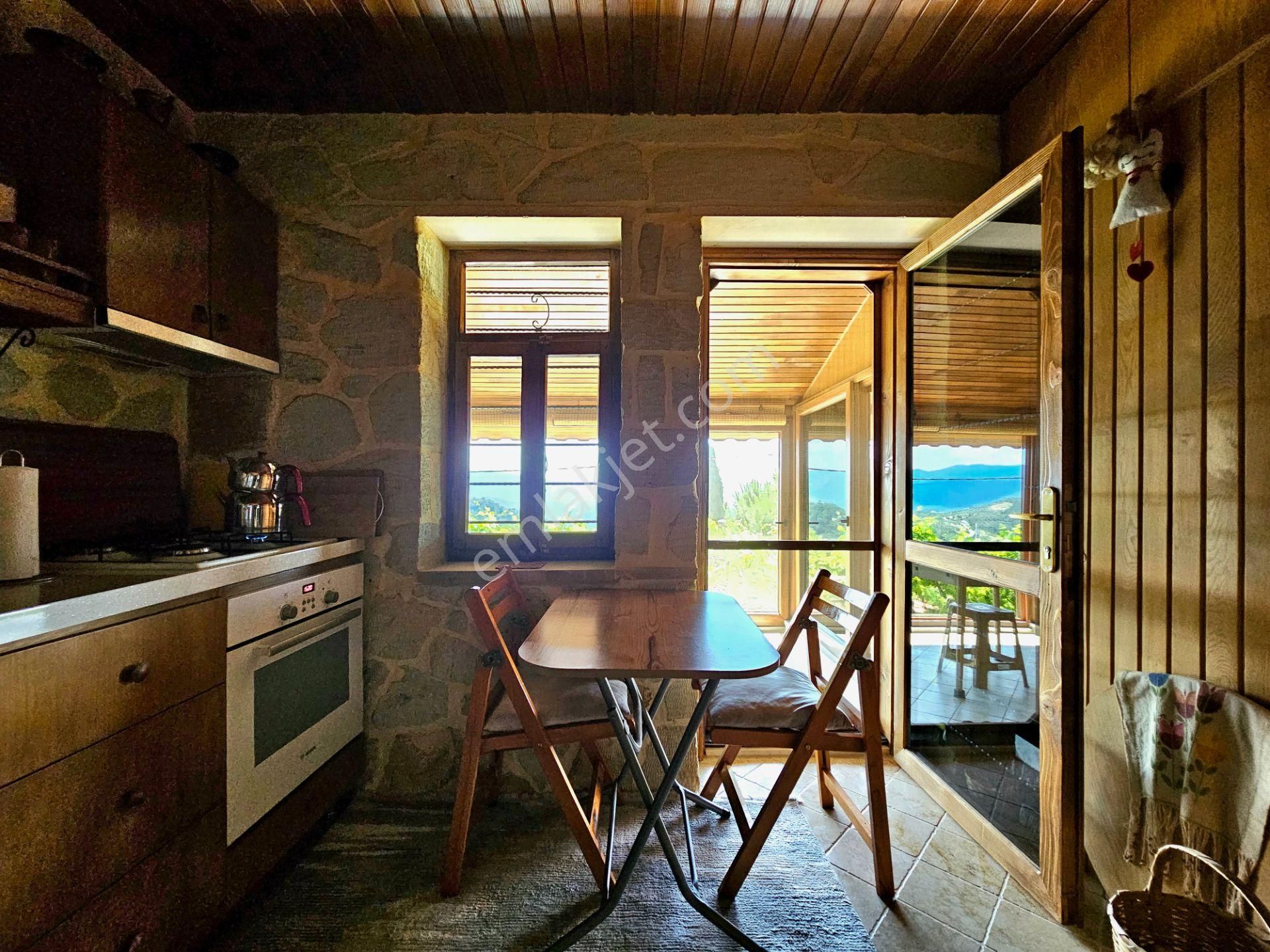 Burhaniye'de Doğanın Kalbinde Deniz Manzaralı Satılık Taş Ev - Görsel 9