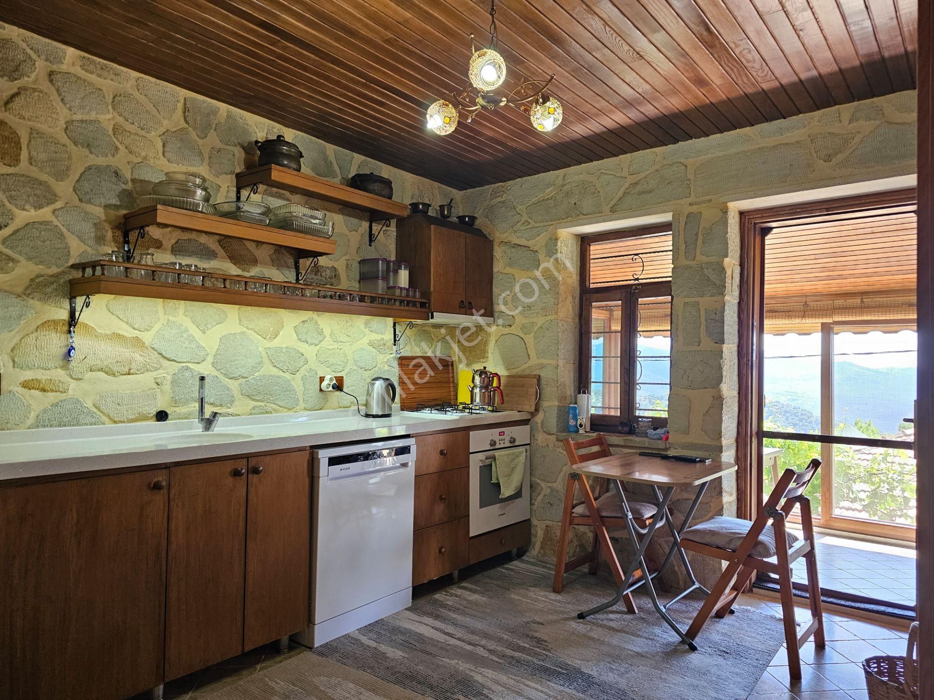 Burhaniye'de Doğanın Kalbinde Deniz Manzaralı Satılık Taş Ev - Görsel 6