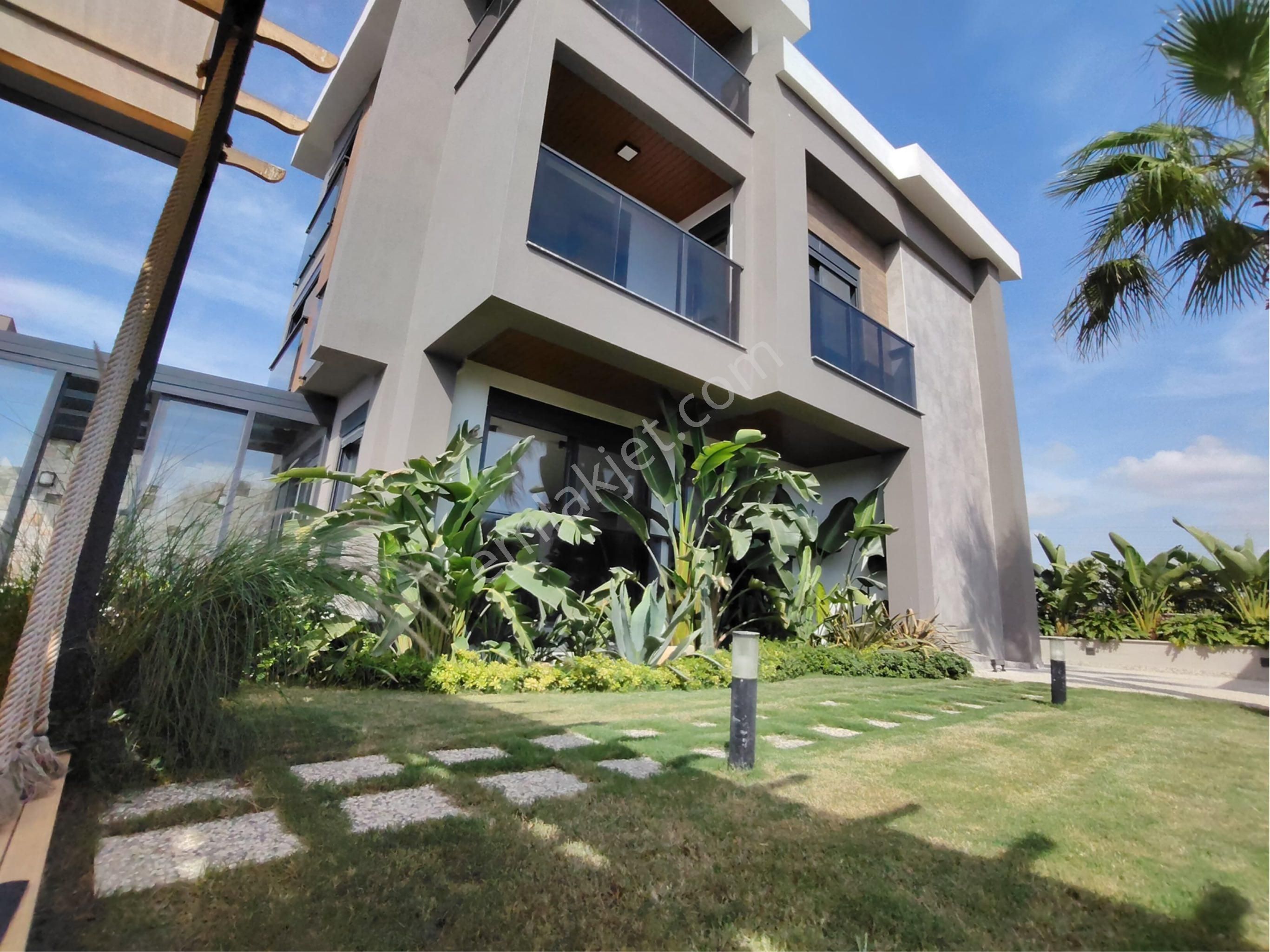 Ilıcada Özel Tasarım Ulrtalüks 4+1 Müstakil Villa Havuzlu Bahçeli