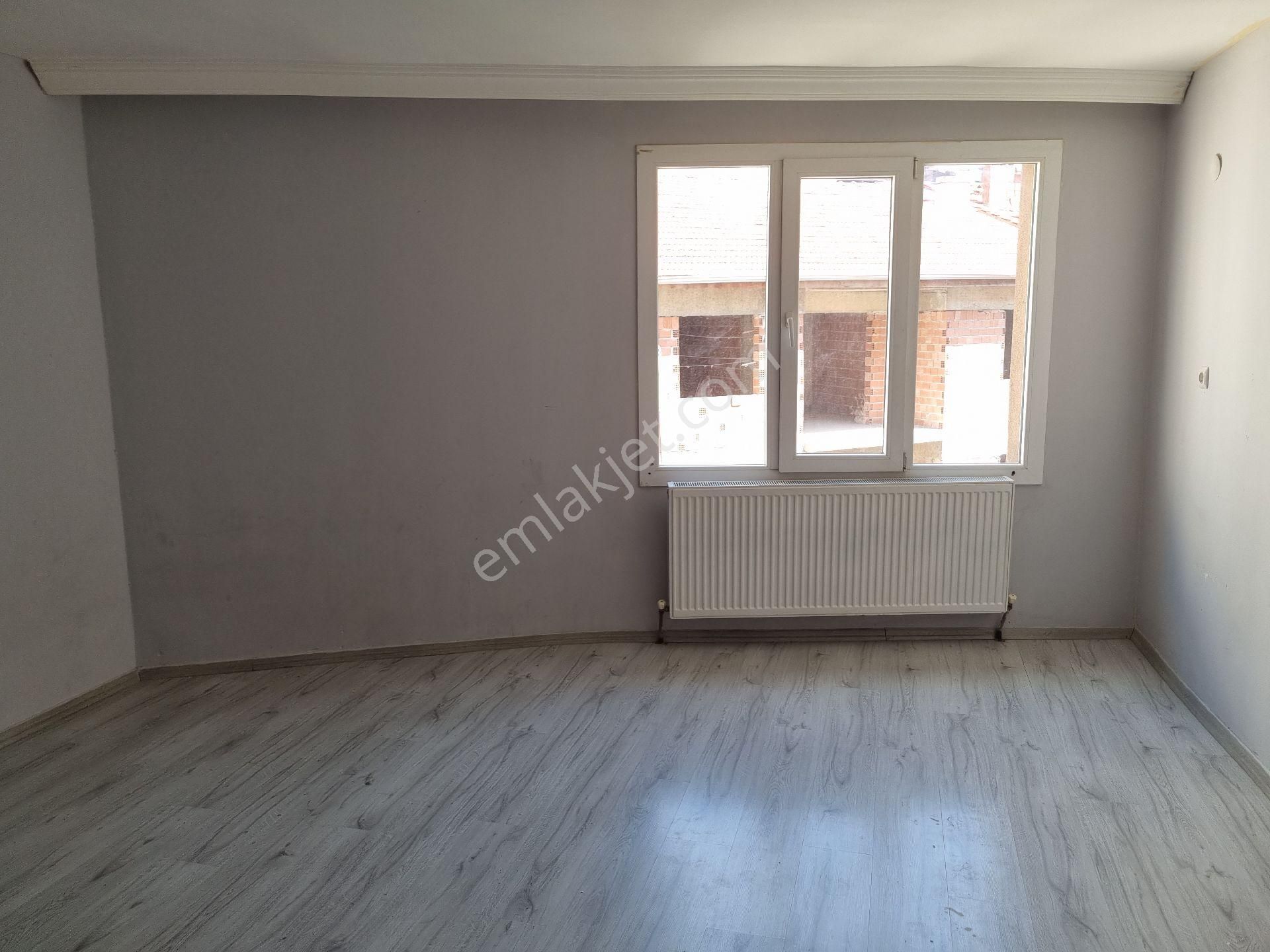 Karağaç Mahallesinde Satılık Daire Ara Kat Zümrüt Camisine Yakın