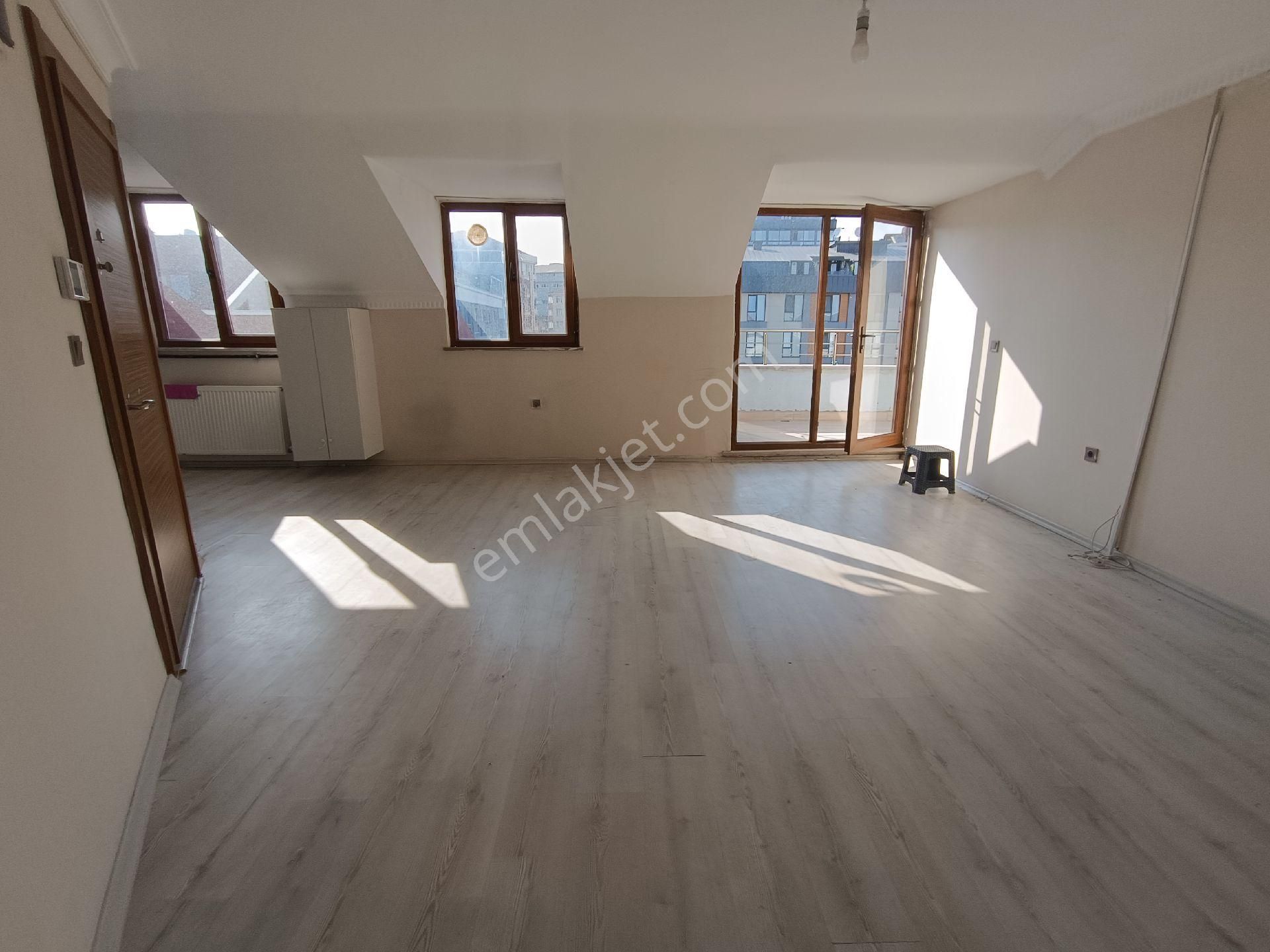 Kavaklı Merkezde Kiralık 1+1 Teras Kat Daire