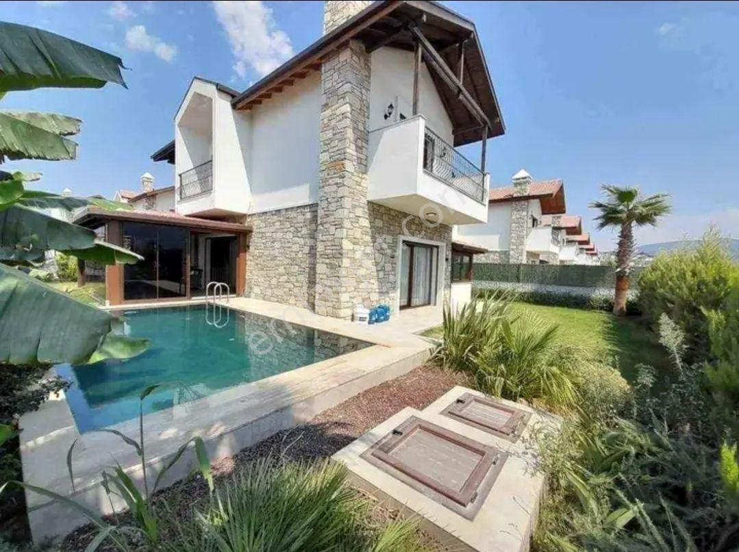 Kusadasinda Müstakil Havuzlu Deniz Manzaralı Yazlık Villa