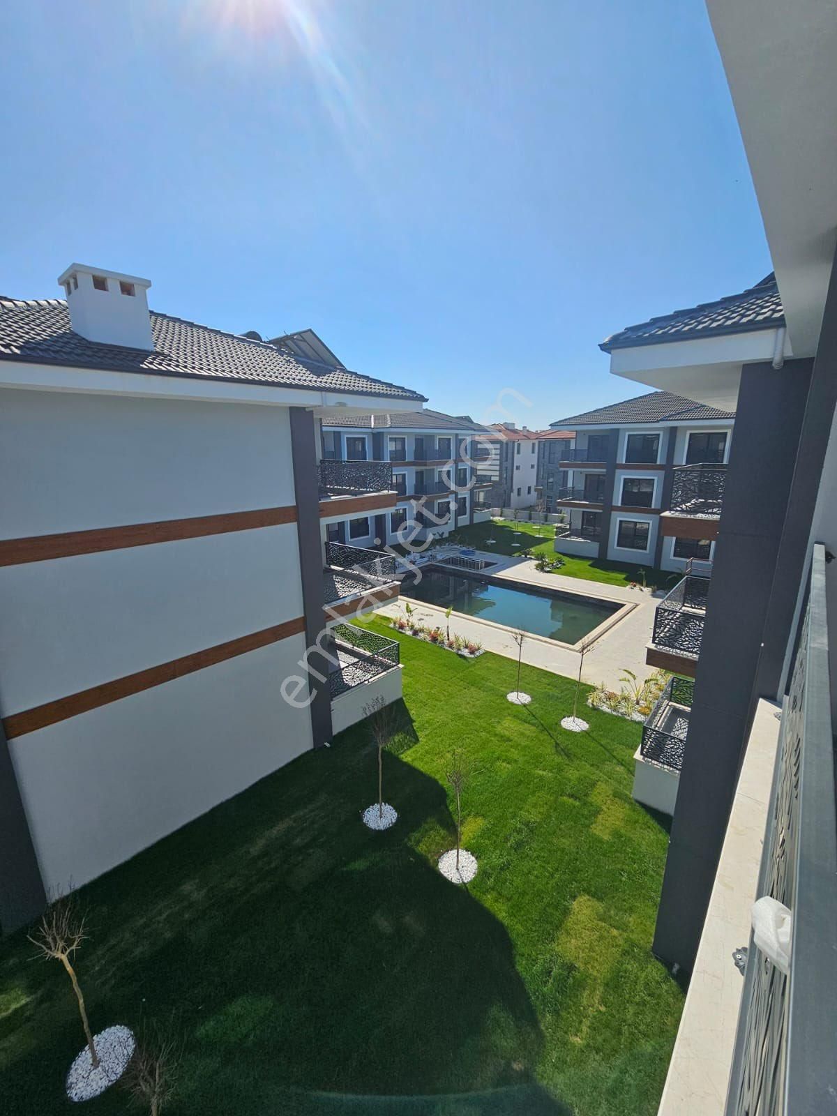 Eras Gayrimenkulden Havuzlu Sitede Açık Ve Kapalı Mutfaklı Kiralık Daireler
