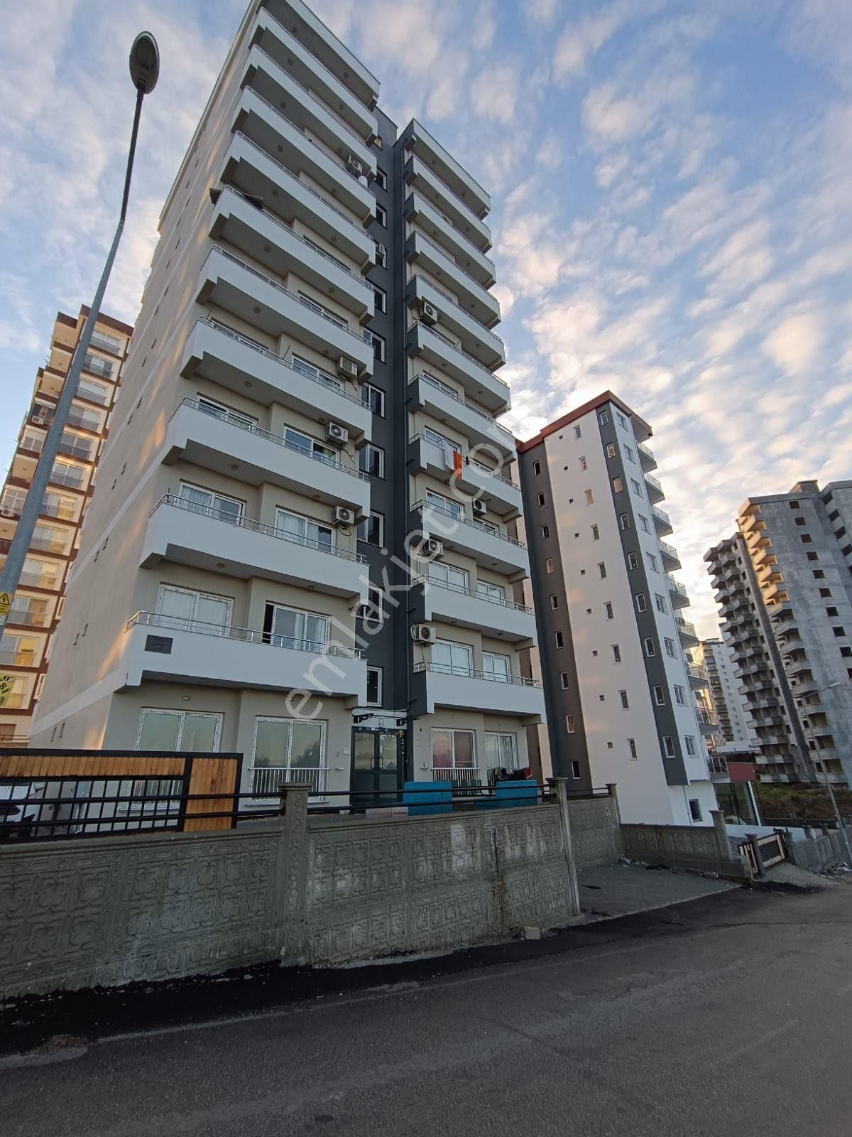 Gültepe'de Cadde Üzerinde Hasarsız İskanlı 1+1 Eşyalı Kiralık Daire