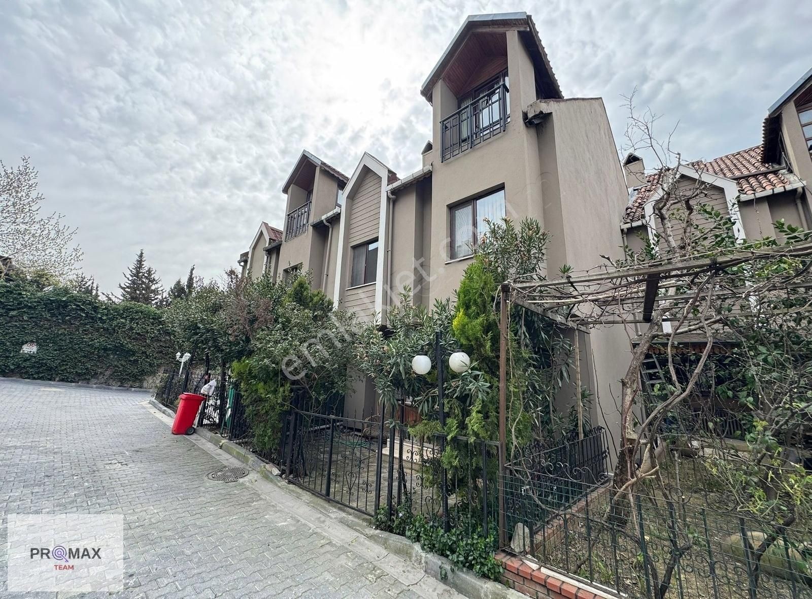 Bahçeşehir'in En Köklü Sitesi Bahçekent Sitesinde Satılık Villa
