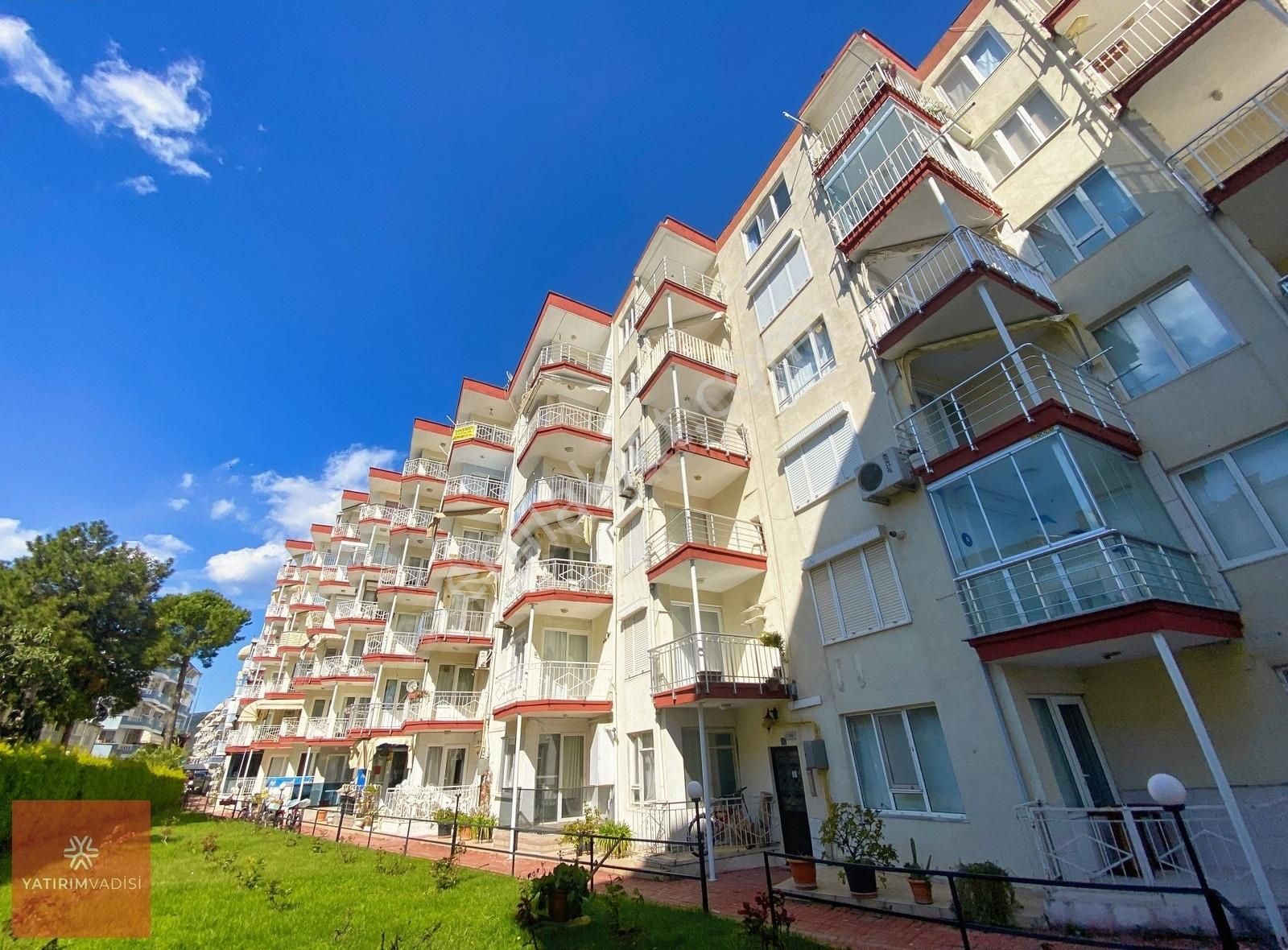 Kumla'da Denize Sıfır Sitede Deniz Manzaralı 2+1 Satılık Daire