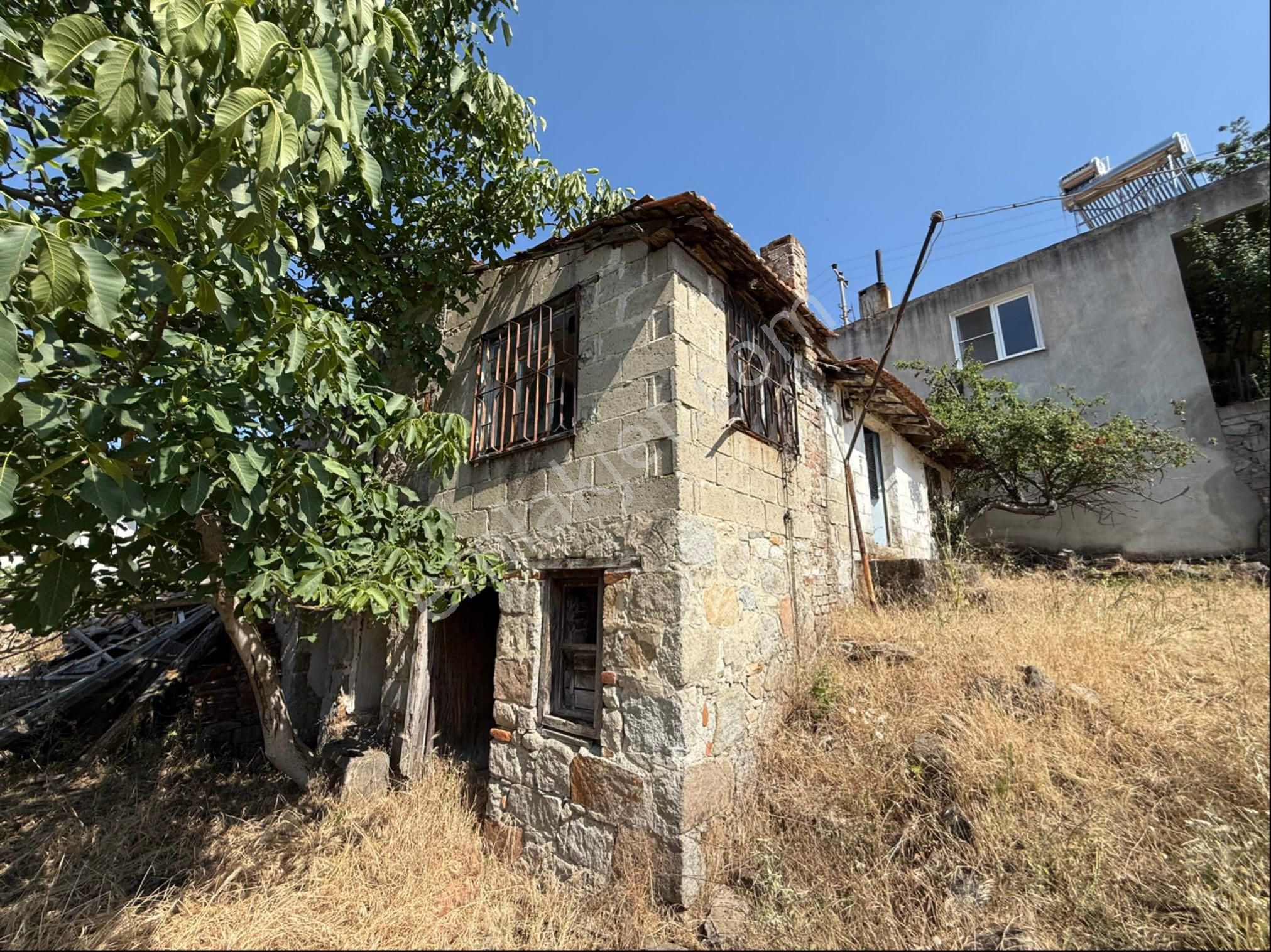 Manzaralı, İmarlı, Elektrik-sulu, İçinde Evi İle Birlikte Fırsat Arsa!