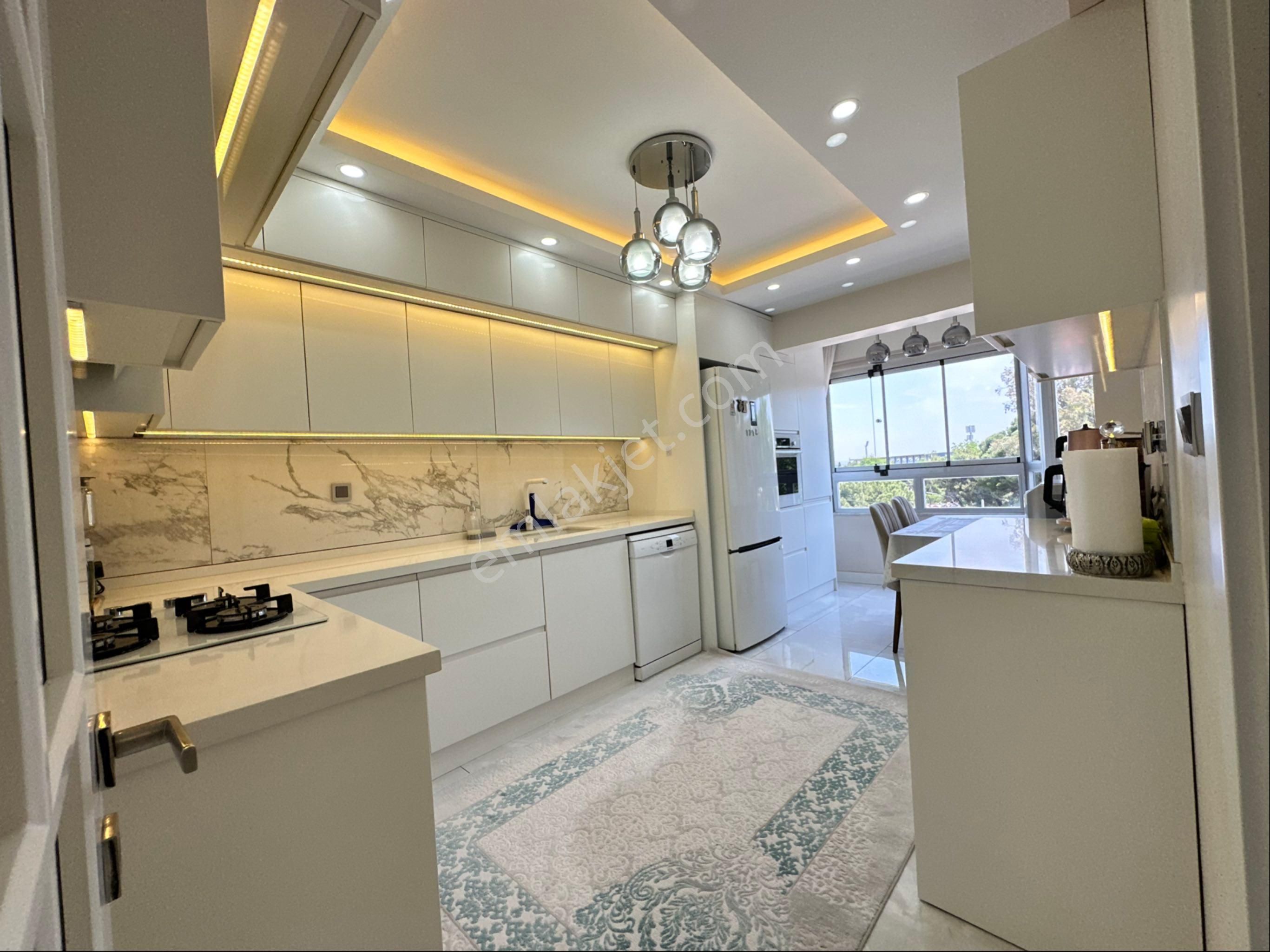 Manisa 2.anafartalar Mah 3+1 125m2 3 Cephesi Açık Cadde Üzeri Füllüx Asansörlü Satılık Arakat Daire