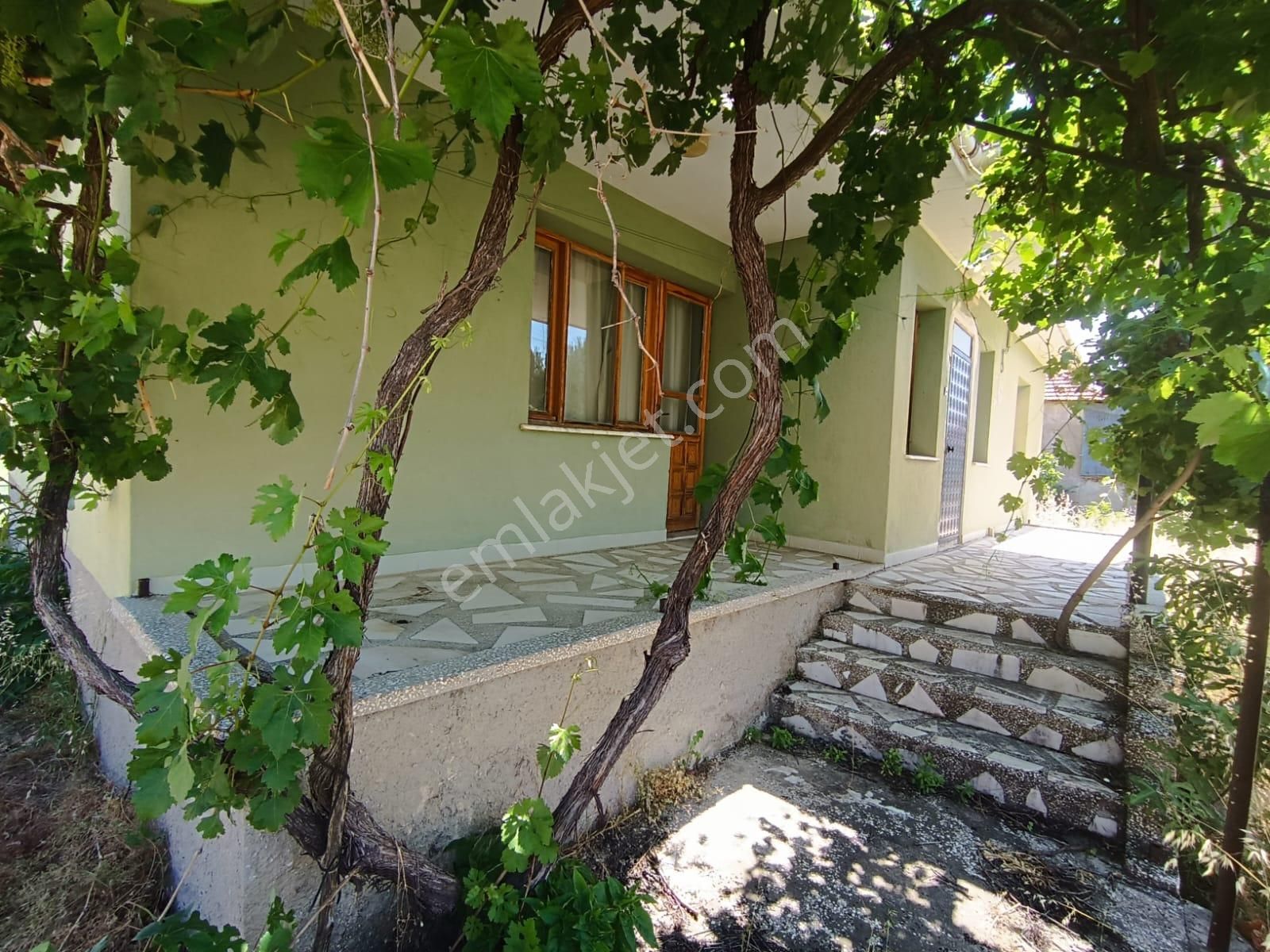Eşme Kıranköy'de Satılık 5+1 Köy Evi & 6320 M² Tarla