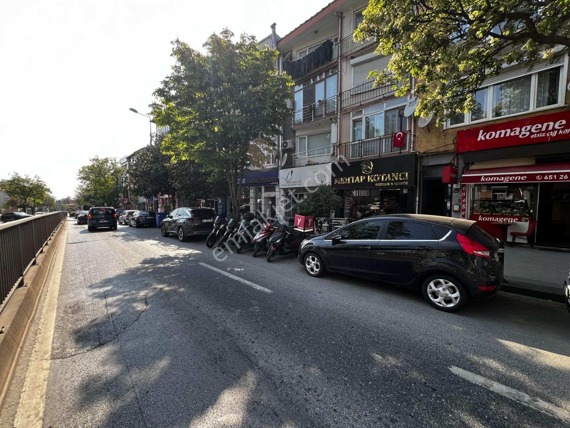 Altunizade Nuhkuyusu Caddesinde Cadde Üzeri Kiralık Dükkan