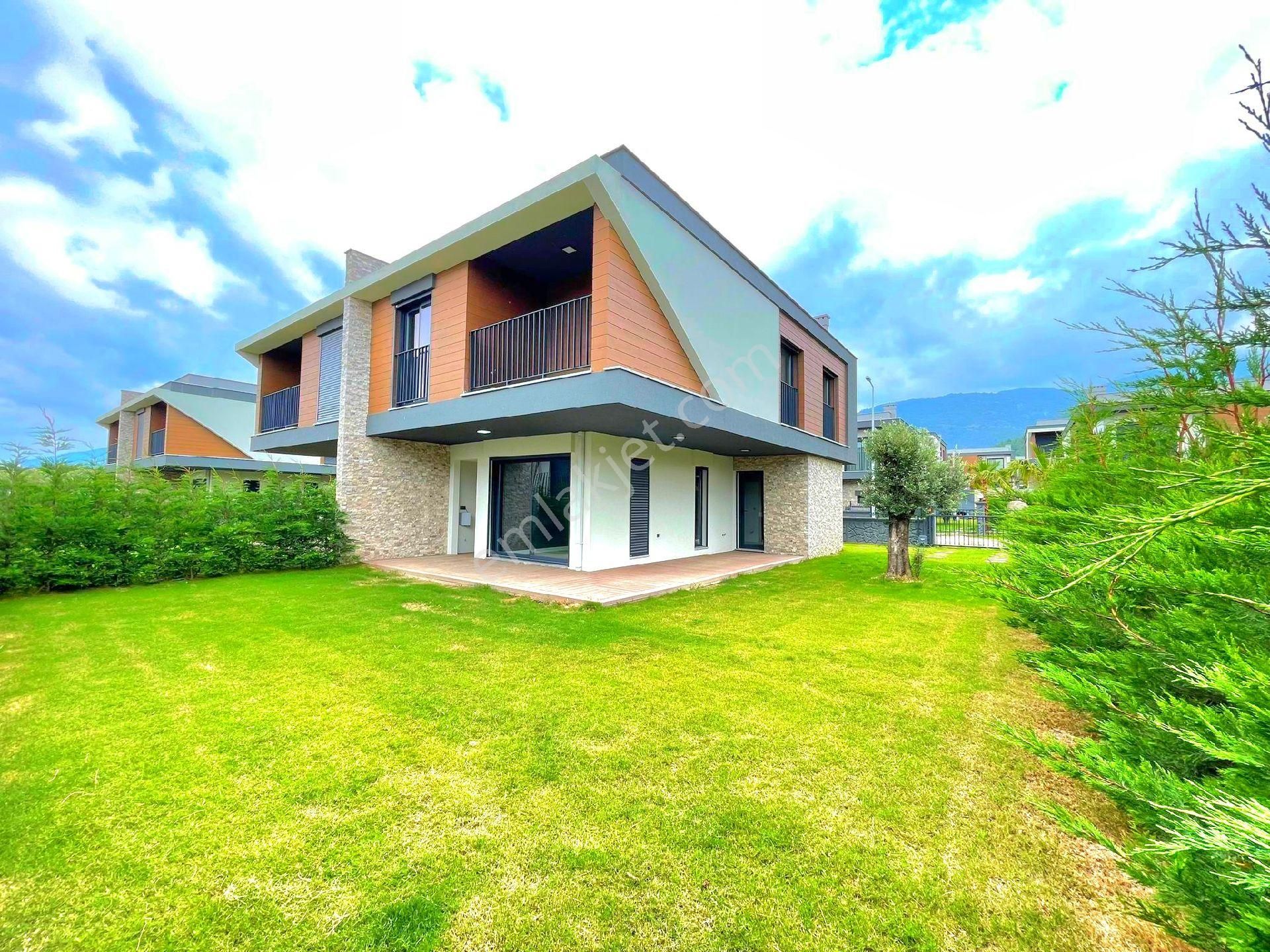 Kuşadasında Havuzlu Sitede Özel Otoparklı Geniş Bahçeli Sıfır Villa