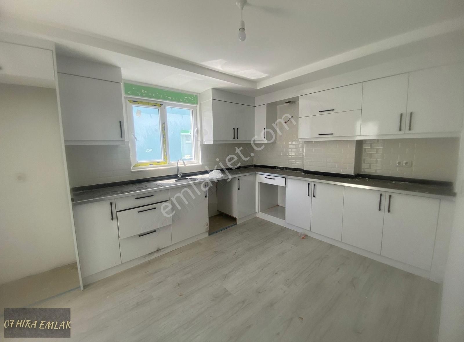 Kumluca Merkez'de Satılık 2+1 Geniş Sıfır Daire Mükemmel Konumda