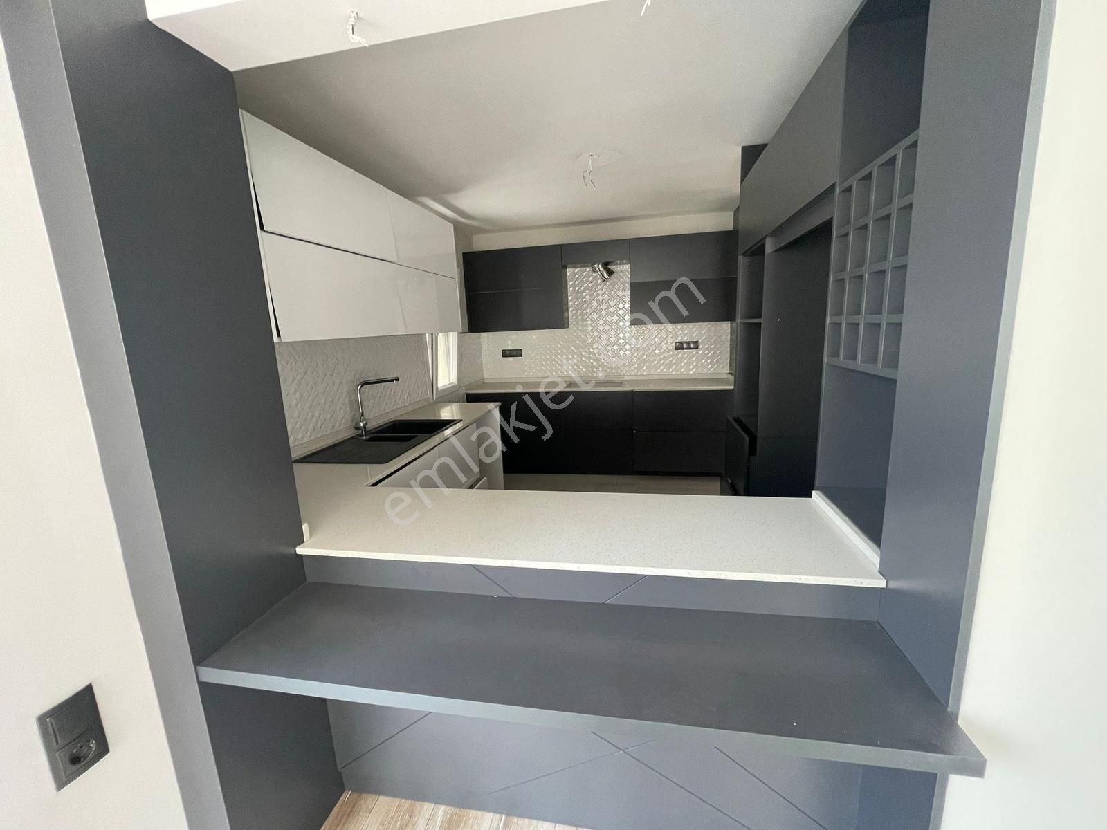Alsancak Midpoint Avm Karşısında Bakımlı Otoparklı Daire