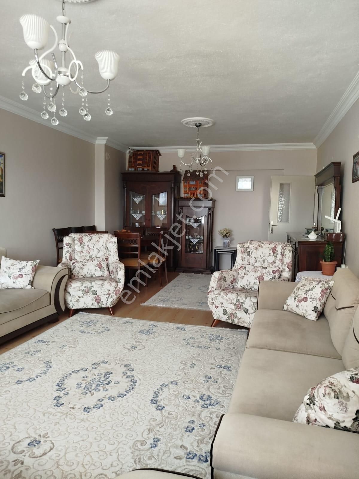 Şafaktepe'de 135m2 3+1 Yapılı Çift Balkon Ebeveyn Banyolu Salon Bağımsız Manzaralı Kombili Satılık