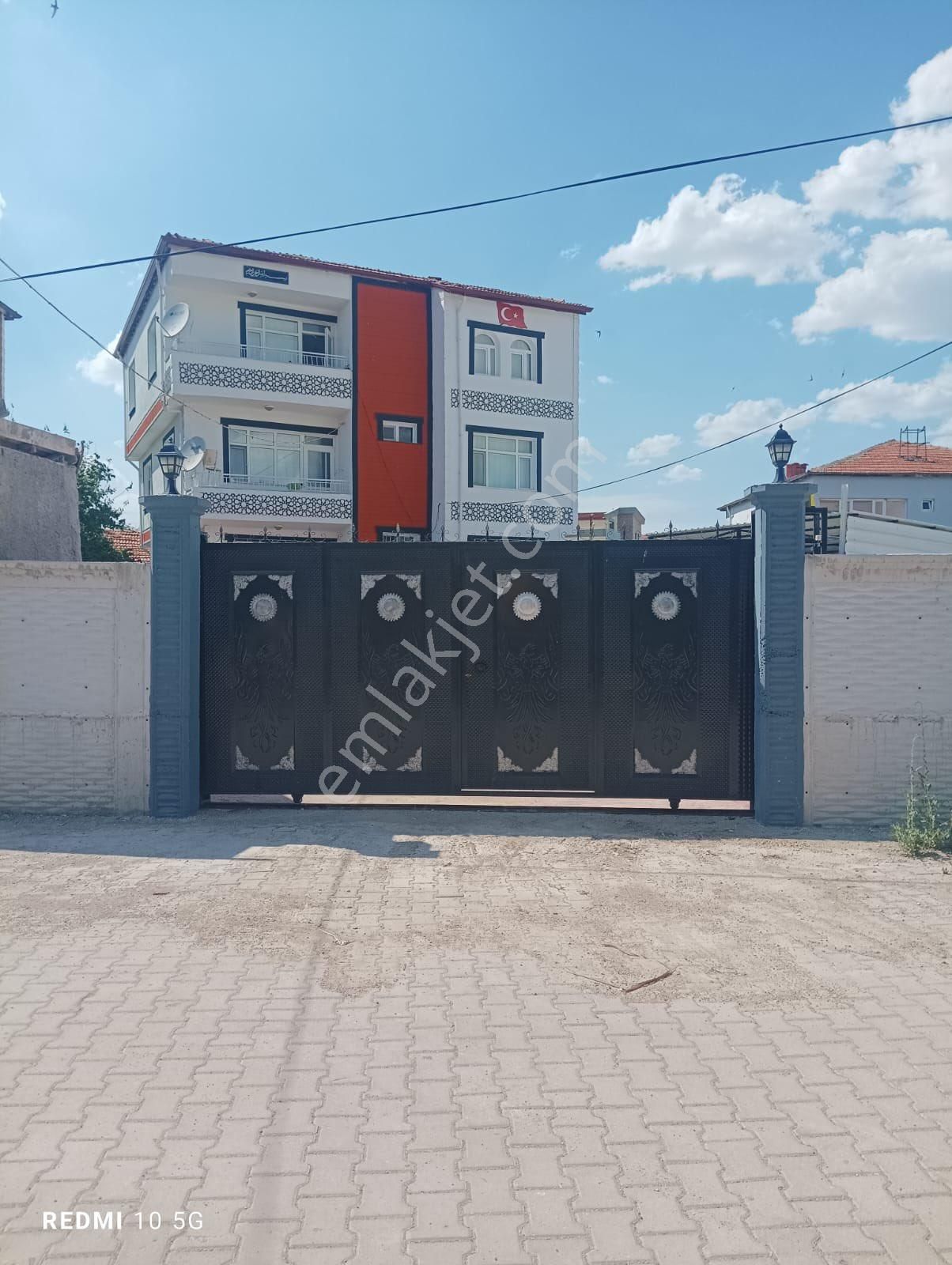 Onur Emlak Gayrimenkulden Arsalı 3 Katlı Ev