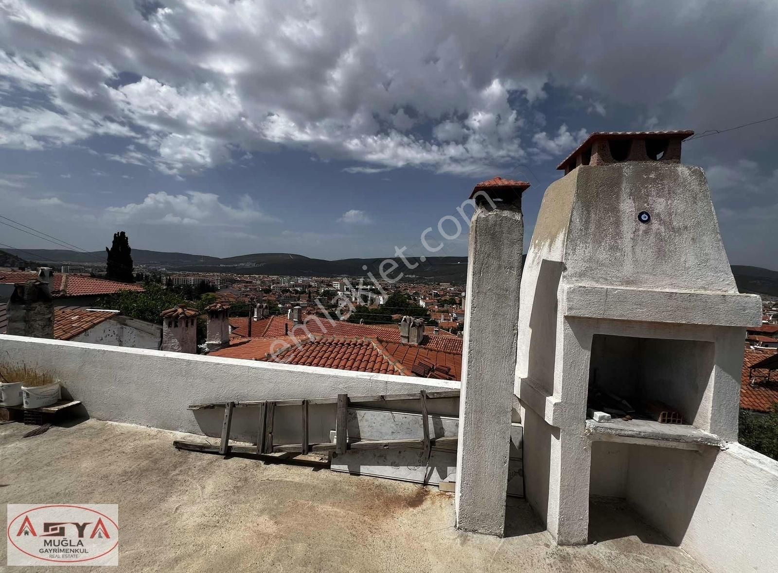 Cami Kebirde Satılık Müstakil 2 Katlı Ev