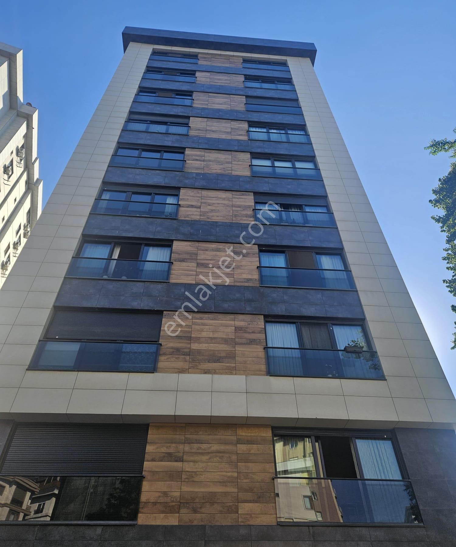 Suadiye'de Feride Geçidine Ve Caddeye Çok Yakın Satılık 3+1 Net 103 M2 Daire