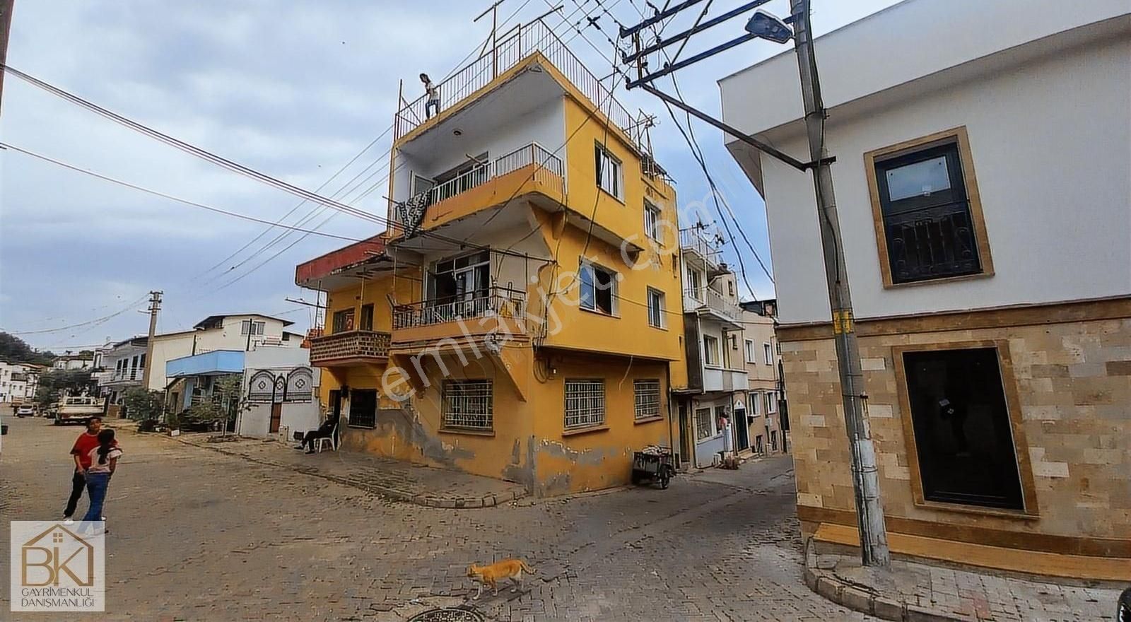 İsabey Mahallesinde Satılık 3 Katlı Bina
