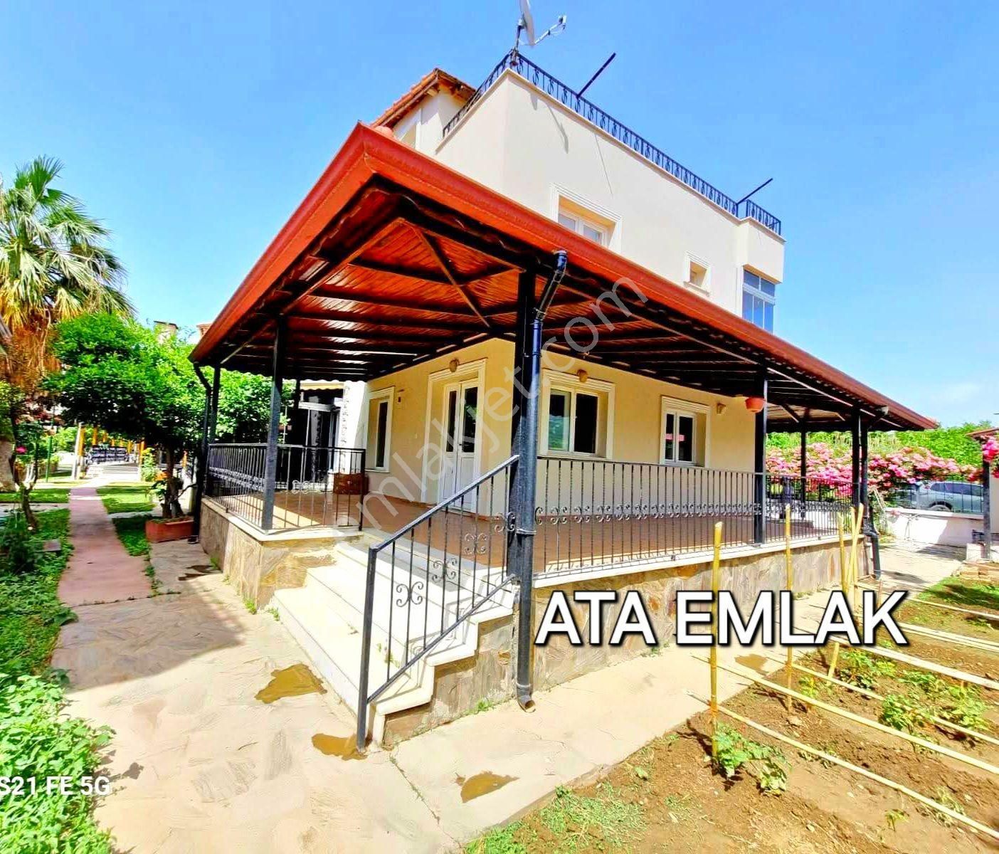 Kuşadasında Denize Yakın Havuzlu Sitede 3+1 Bahçeli Villa