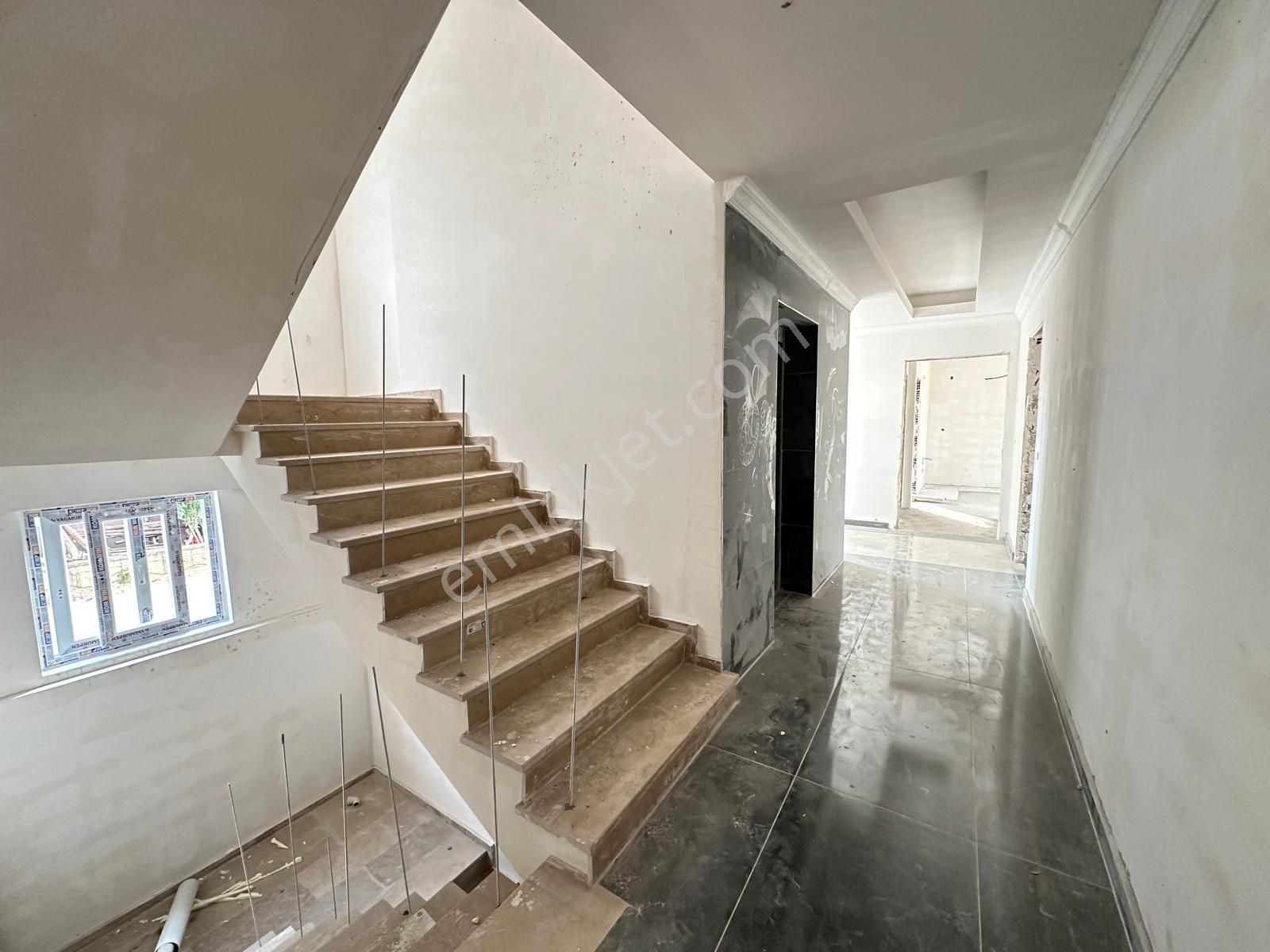 Gazi Mahallesi 1+1 Üç Cepheli Köşe Daire