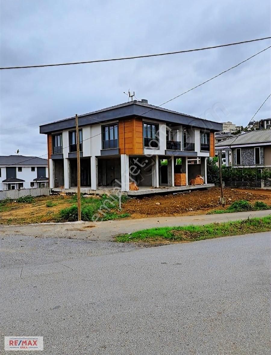 Remax Anka'dan Cadde Üzerinde 2 Adet Kiralık 360m2 Köşe Dükkan