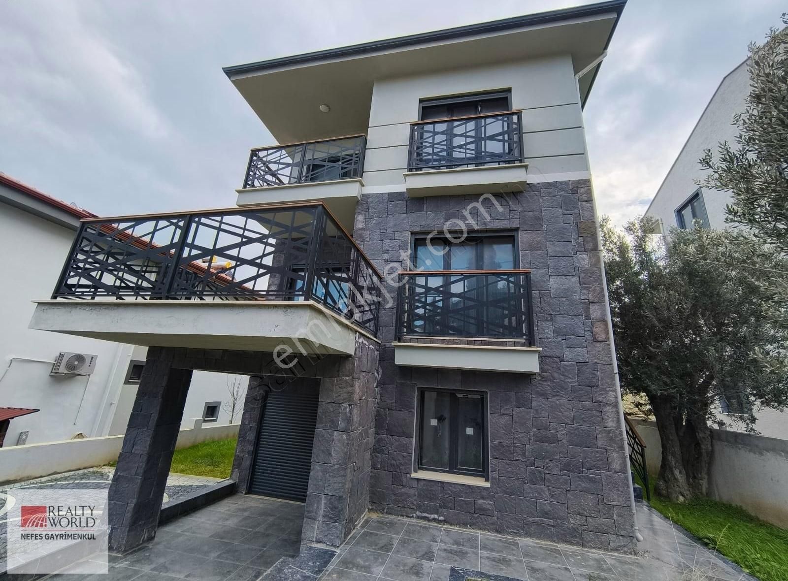 Rw Nefes'ten Pelitköy Sahilde Deniz Manzaralı Tam Müstakil Villa