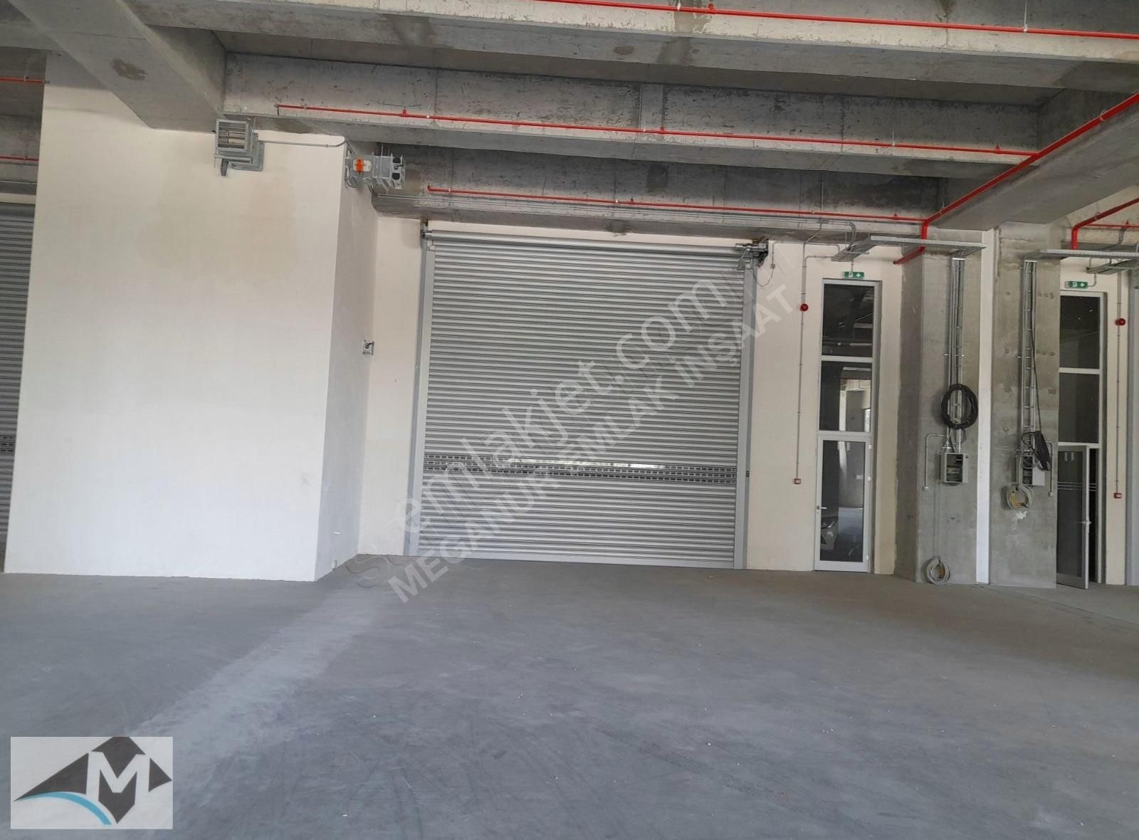 İkitelli Organize Sanayi De 300 M2 Tır Kamyon Yaklaşır 7m Yüksek
