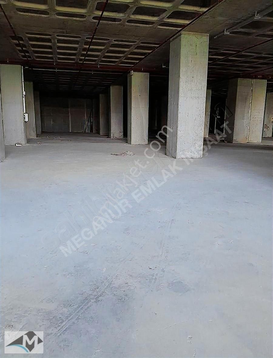 İkitelli Organize Sanayi Bölgesi Kiralık 2.500 M2 Tır Kamyon