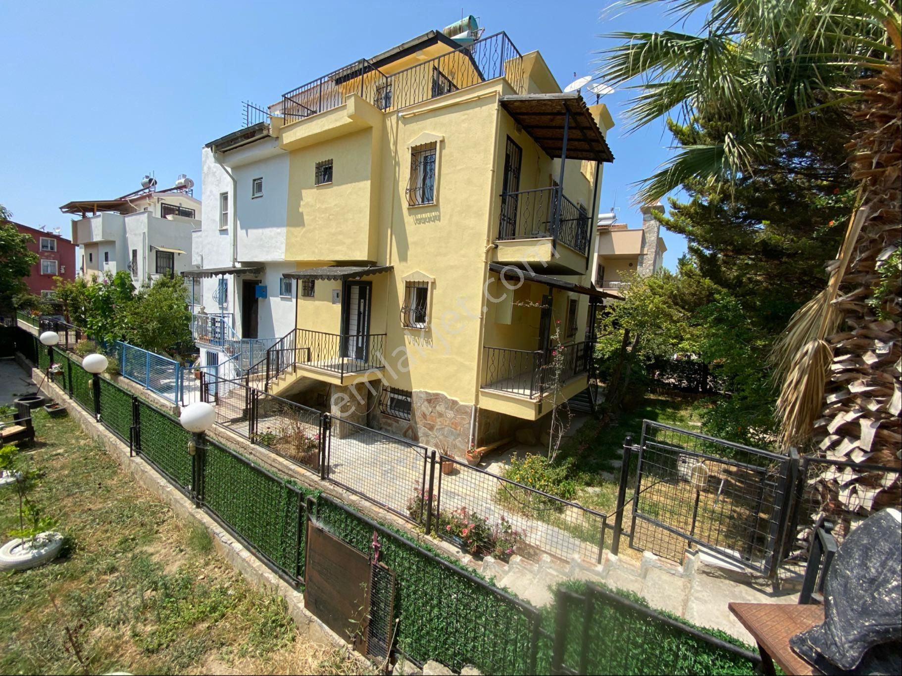 Kuşadası’da Kuştur Mevkinde Havuzlu Site İçinde Tripleks Villa