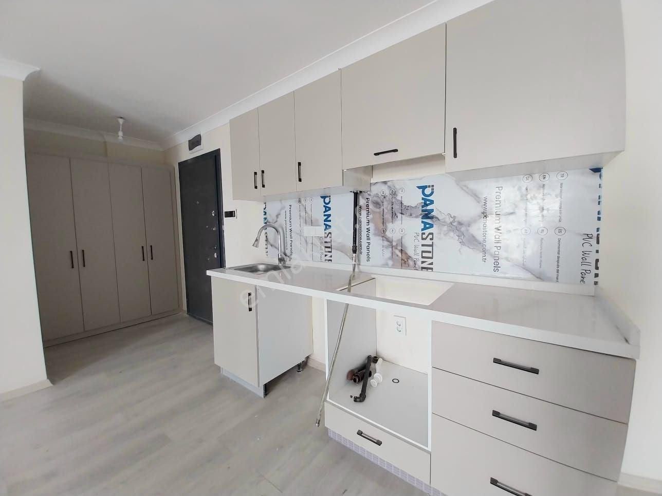 Yükselden Kadıköy De Merkezi Lokasyonda Ara Kat Ön Cephe 1+1