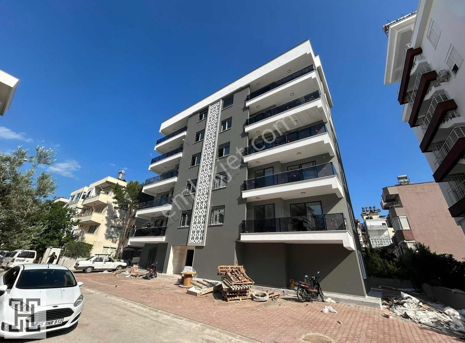 Yenimahallede Geniş Lüks 1+1 Daire - Görsel 12