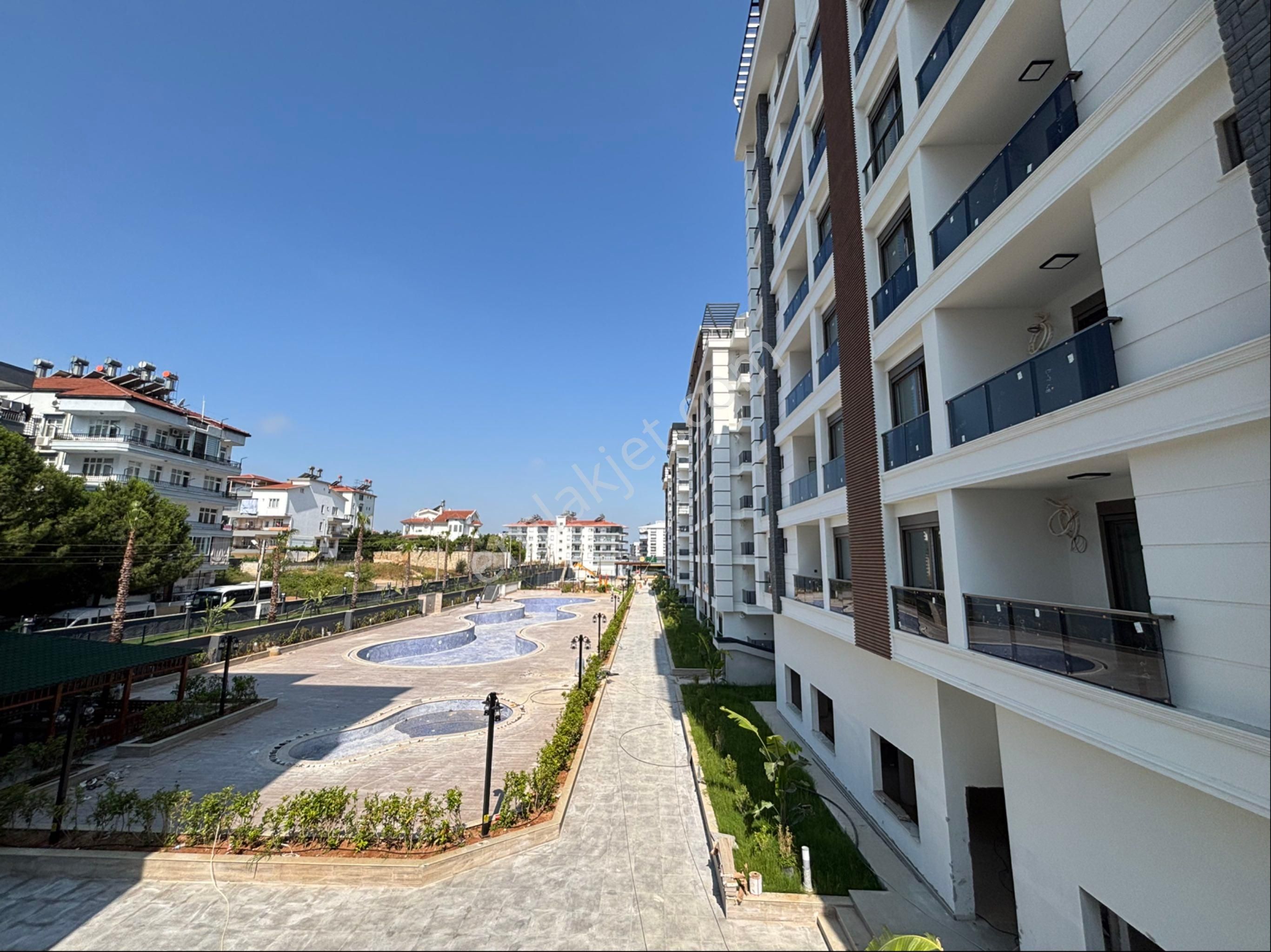 Serik'de Lüx Site İçinde Satılık 1+1 Daire