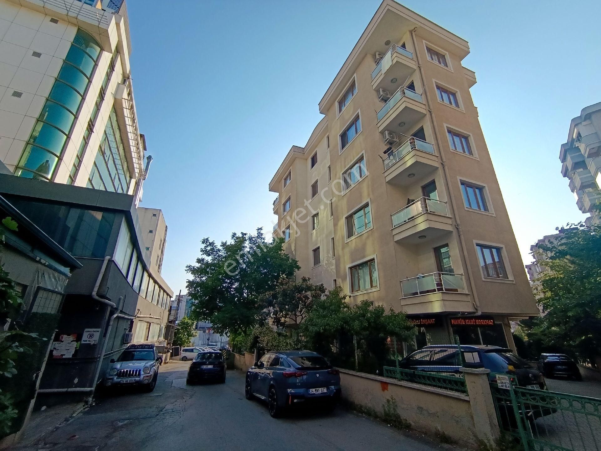 İçerenköy Metro'ya 2 Dakika 17 Yıllık Binada 3+1 100 M² Net