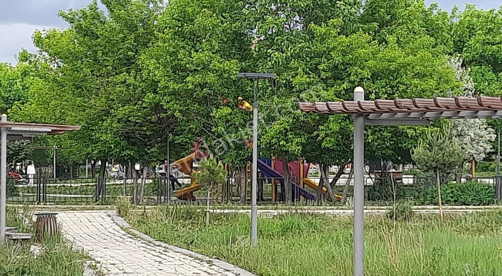 Tren Garı Karşısı Cumhuriyet Cd. Üzeri | 2 Balkonlu Asansör 3+1