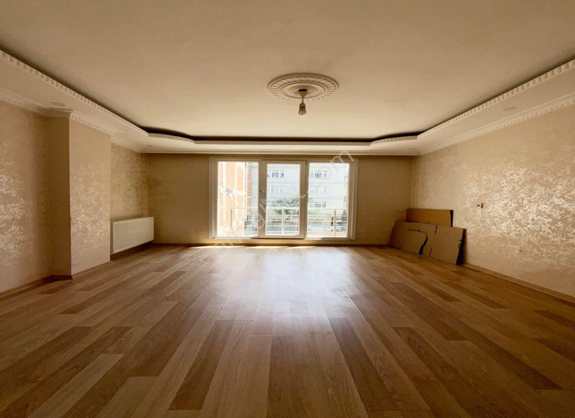 Yenikent'te Ebeveyn Banyolu 2+1 1. Katta Cadde Üzeri Kiralık Daire