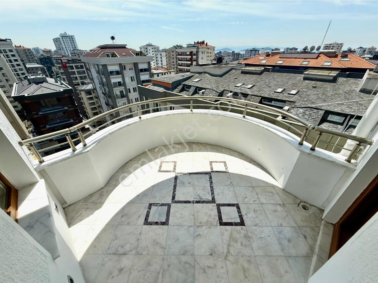 Mutluol Proje'den Tanzimat Sokakta Kısmi Deniz Manzaralı 4+1 Yenilenmiş 2 Balkonlu 150 Net Daire