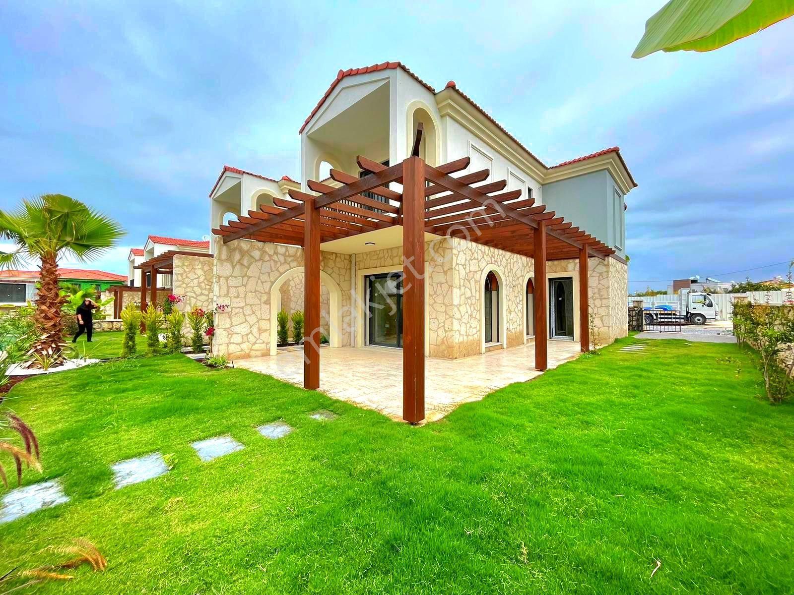 Kuşadasında Havuzlu Özel Otoparklı Geniş Bahçeli 3+1 Sıfır Villa
