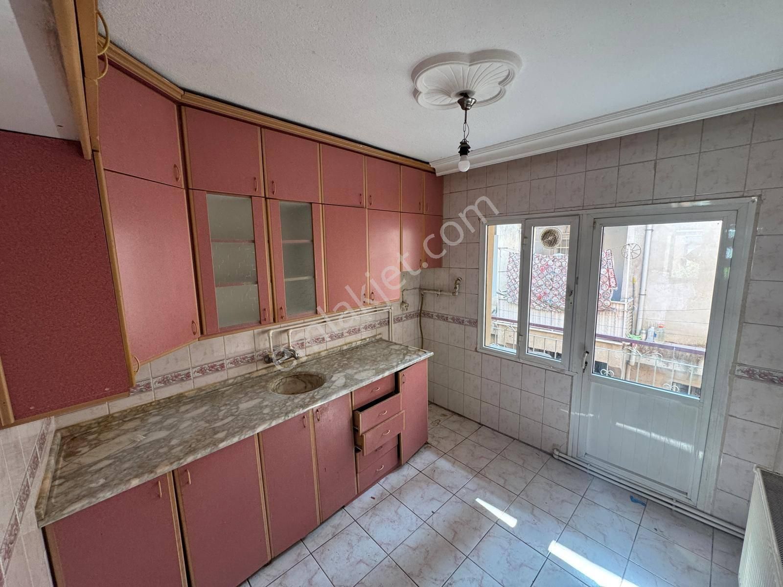 Turgutlu Kiralık Şehitler Mah 3+1 Oda 110m2 1. Kat Doğalgazlı Balkonlu Geniş Cadde Üzeri Daire