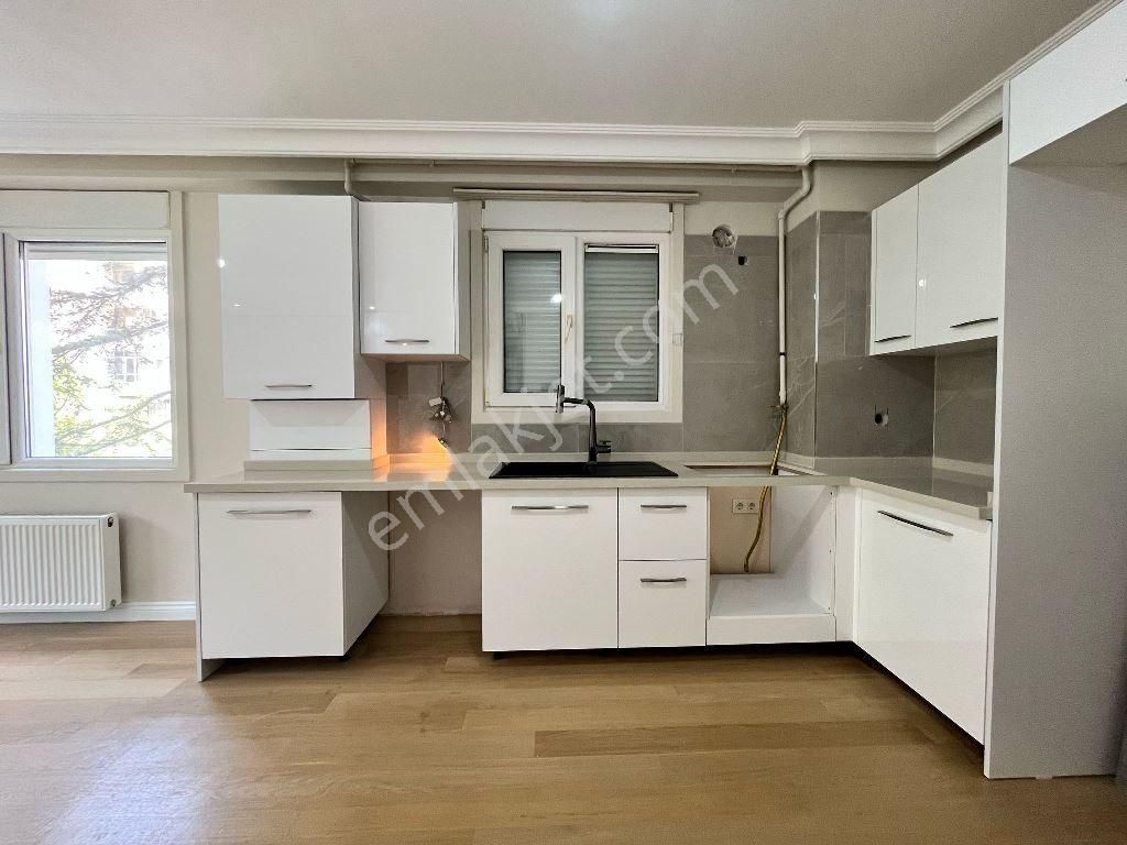 Suadiye Sahil 3 Bina G.odalı 2+1 80 M2 Boş Satılık