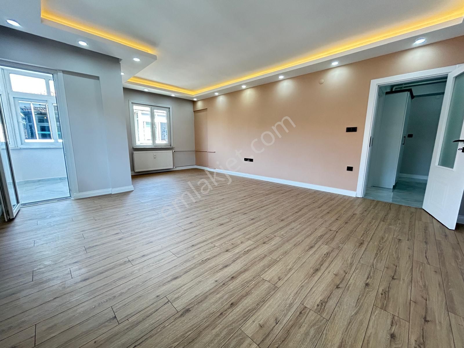 İdeltepe'de Geniş Arsalı Site İçinde Lüks Yapılı 3+1..