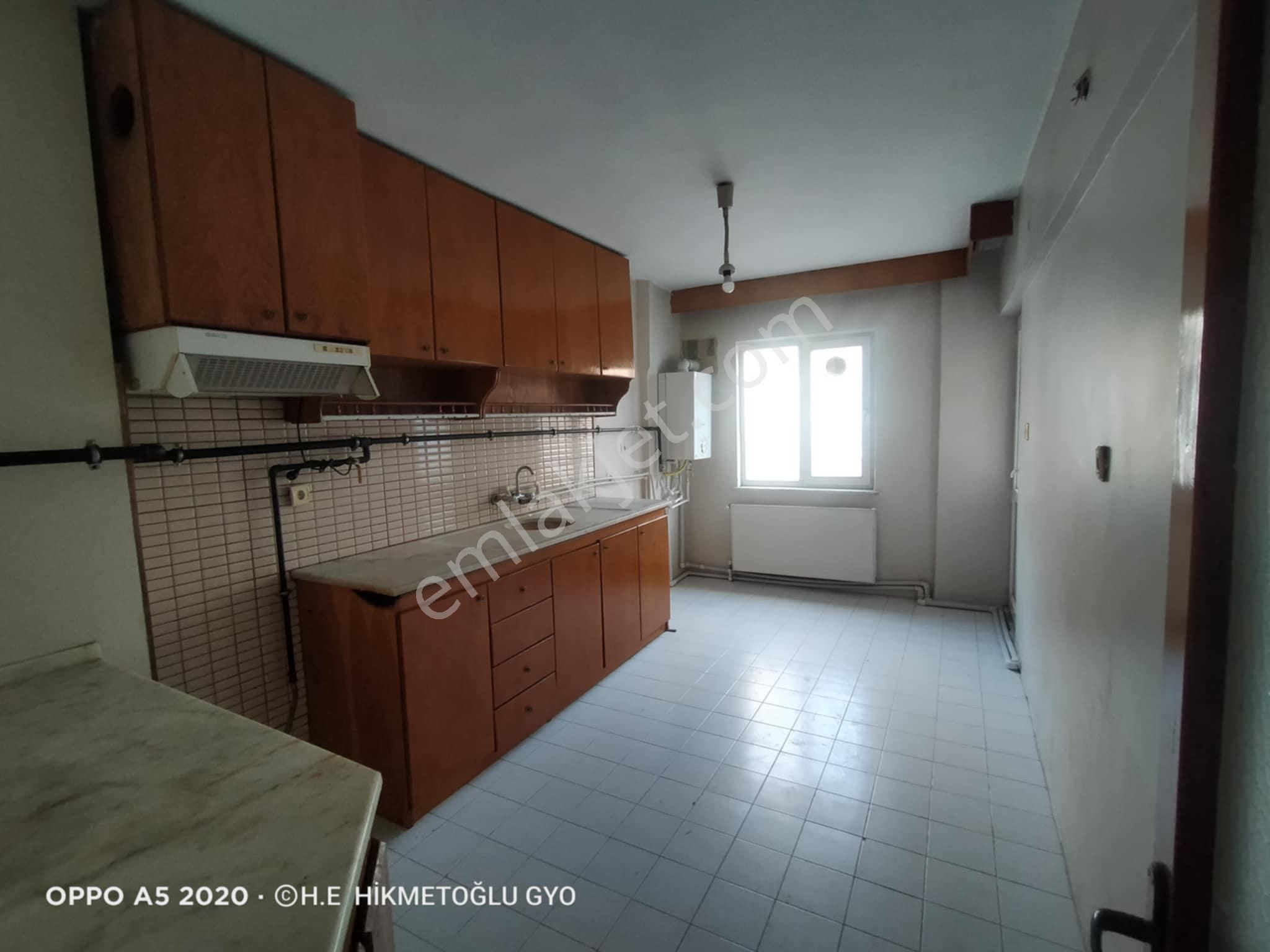 Fesleğen Mahallesinde 3+1 Satılık Daire