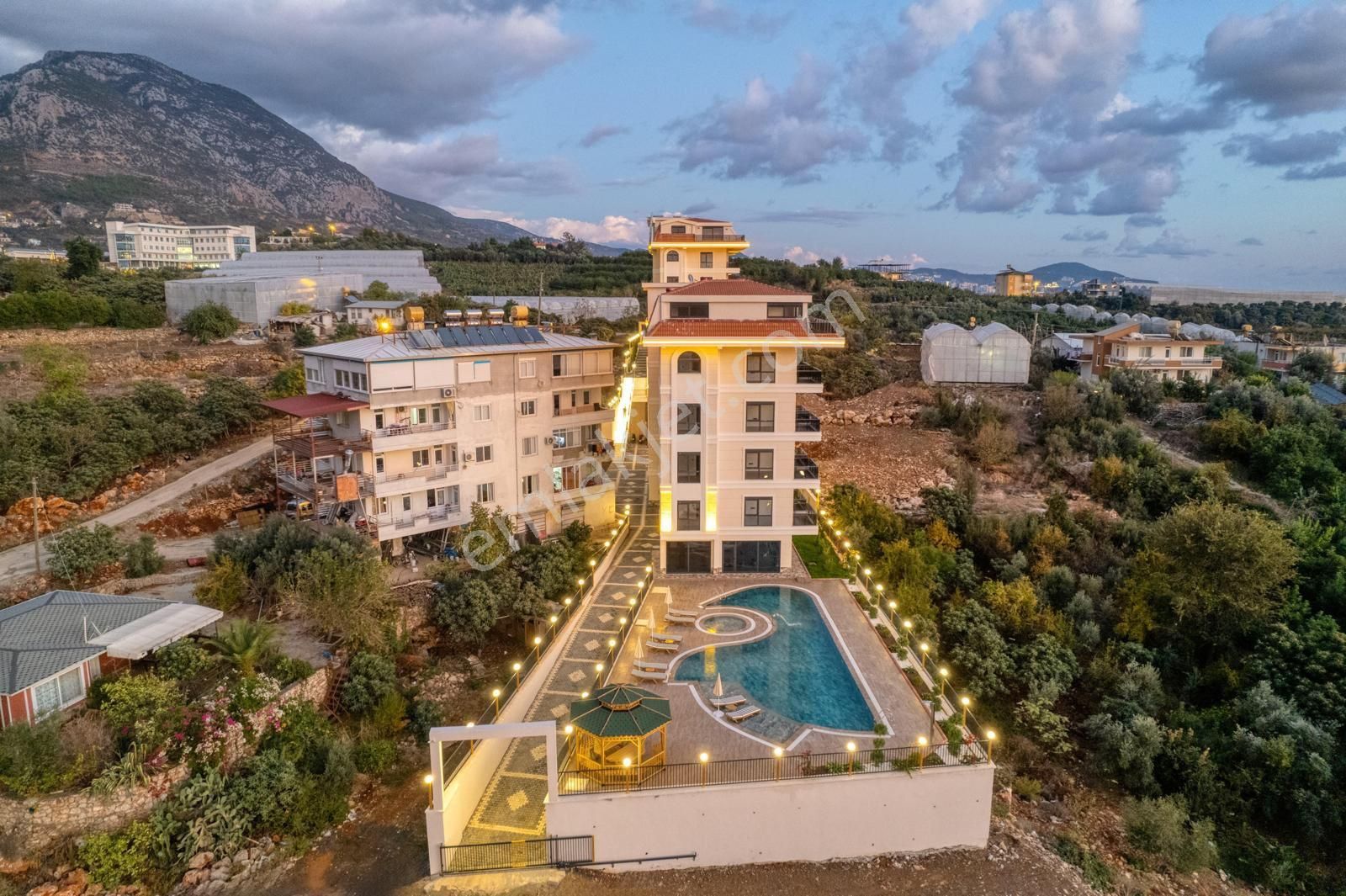 Alanya Kestelde Üniversite Caddesinde Kiralık 1+1 Full Aktiviteli Daire