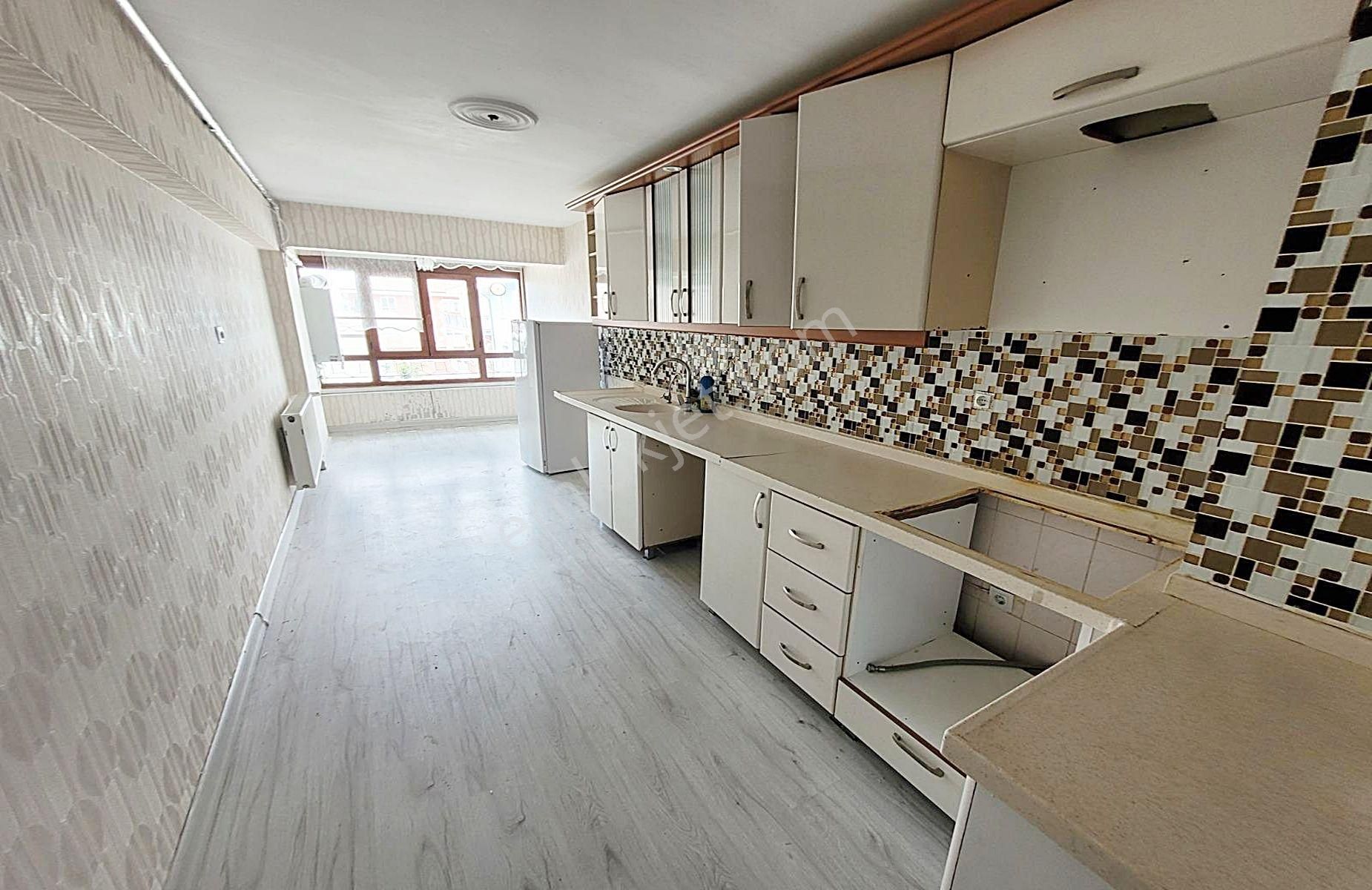 Ayvalı Kapalı Pazar Yakını Çift Salon Ve Balkonlu Kredi İmkanlı